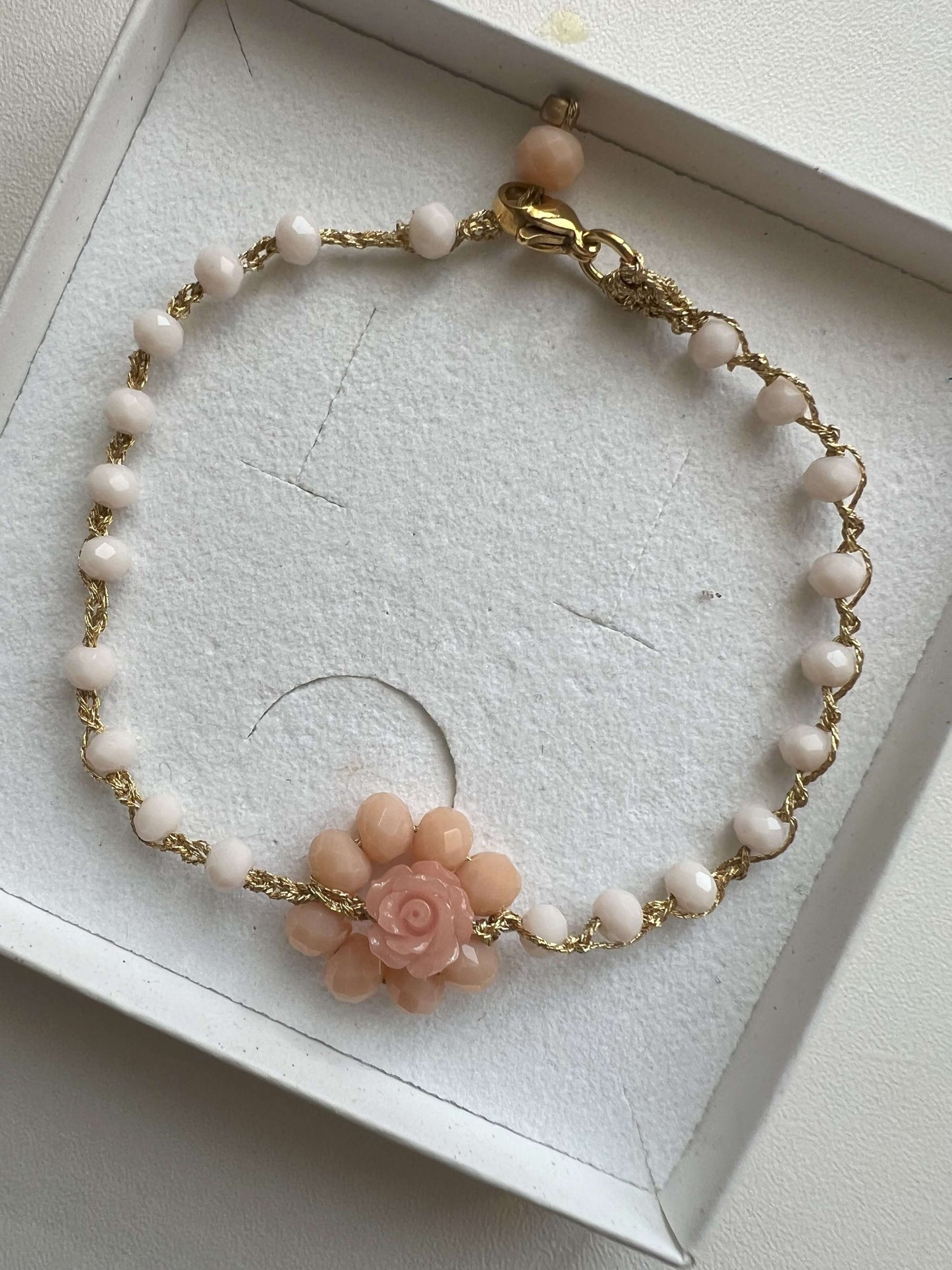 Bracciale elegante regolabile artigianale con cristalli rosa e corallo centrale, perfetto per uno stile raffinato e naturale. Fatto a mano con cura