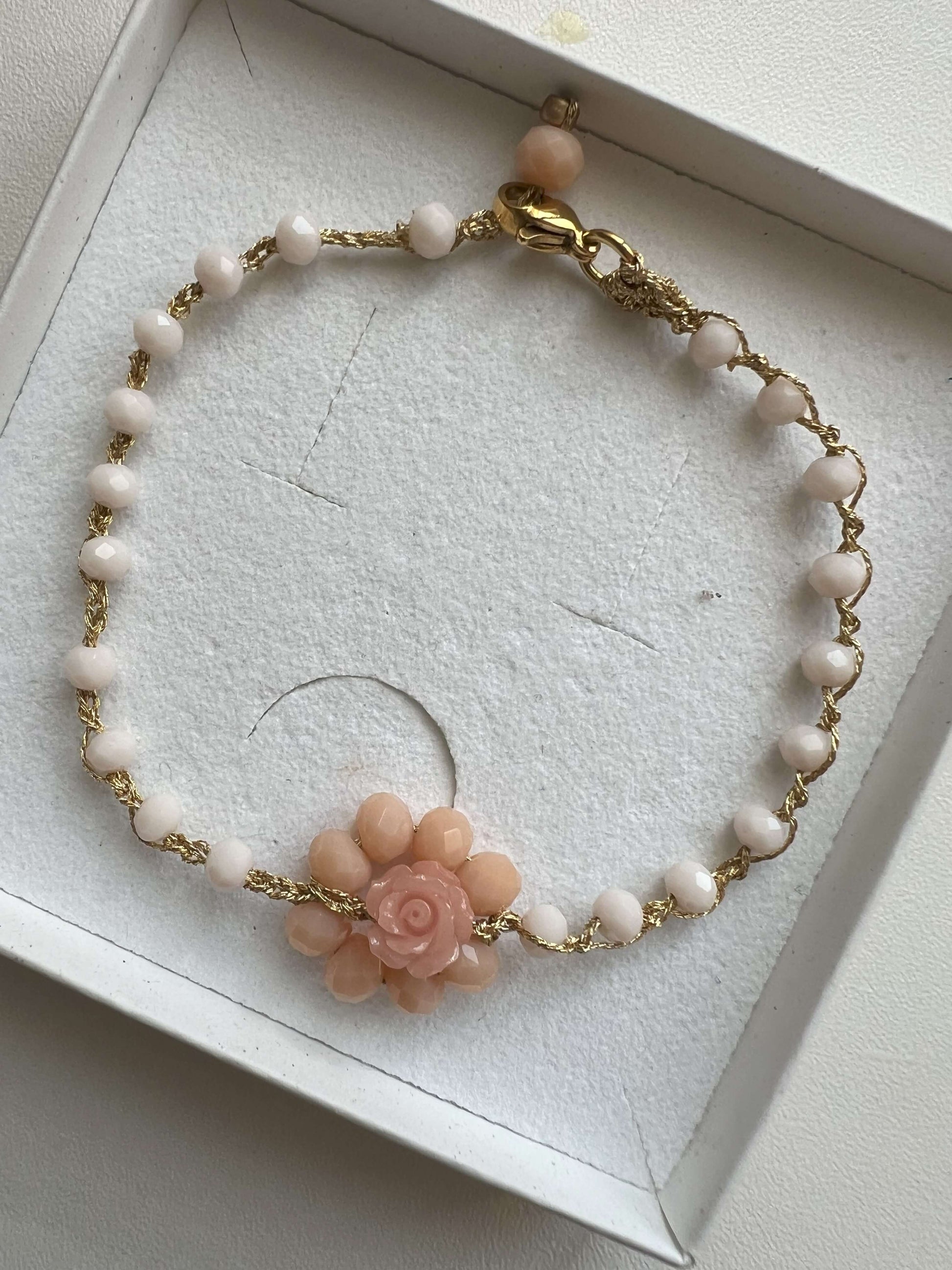 Bracciale elegante regolabile artigianale con cristalli rosa e corallo centrale, perfetto per uno stile raffinato e naturale. Fatto a mano con cura