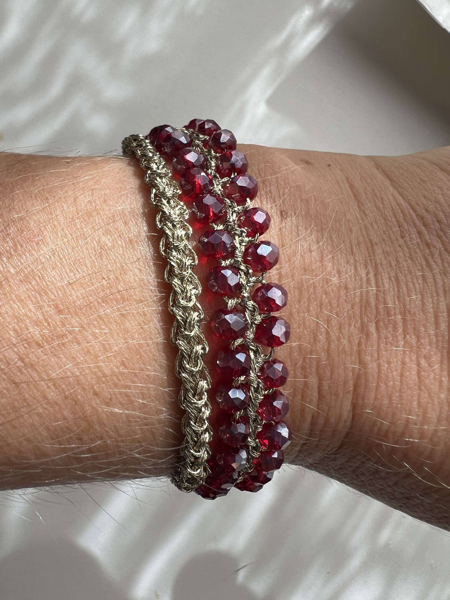 Brilla con il Duo Melograno: fatto a mano, comodo e regolabile. La luce dei cristalli incontra la forza del filo intrecciato.