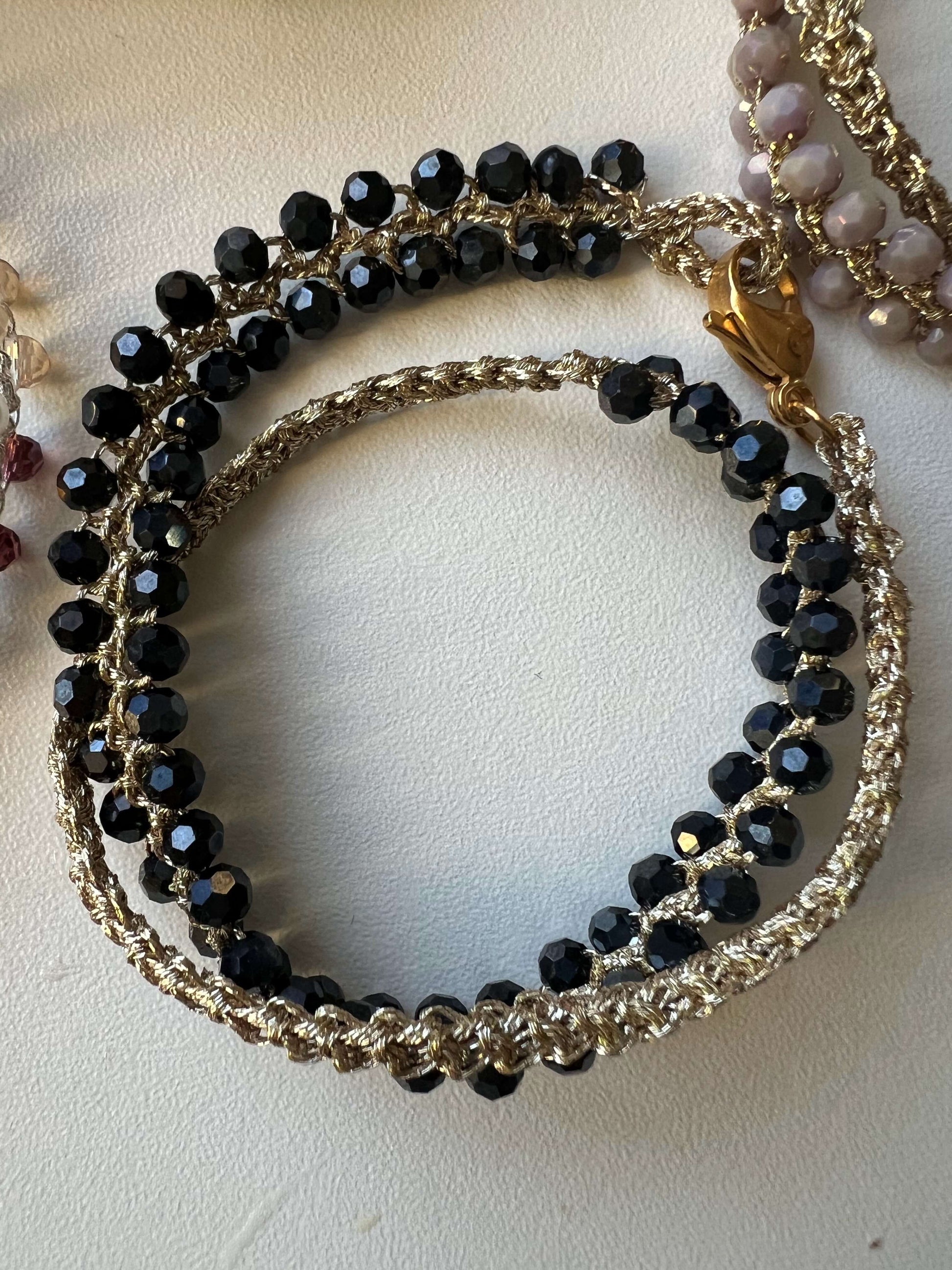 Bracciale con cristalli color piombo: raffinato e fatto a mano, porta eleganza e stile unico in ogni momento. 