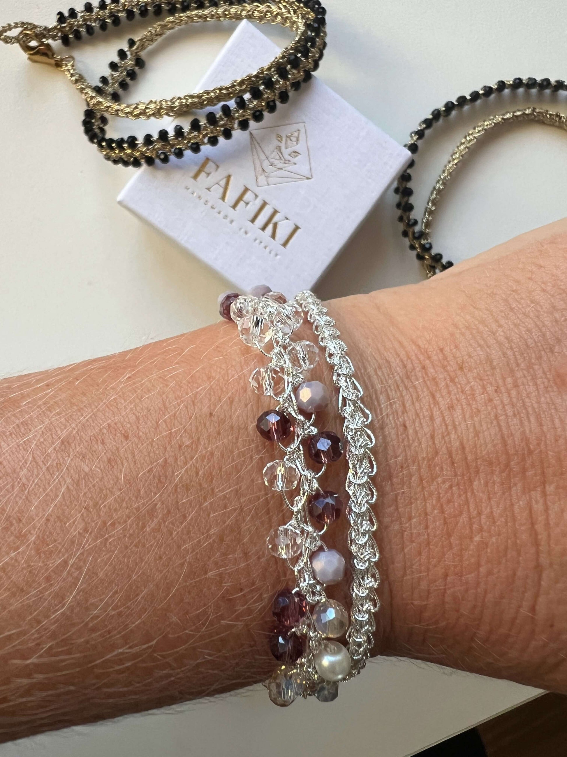 Bracciale con cristalli tonalità argento  elegante, luminoso e fatto a mano. Perfetto da indossare tutti i giorni