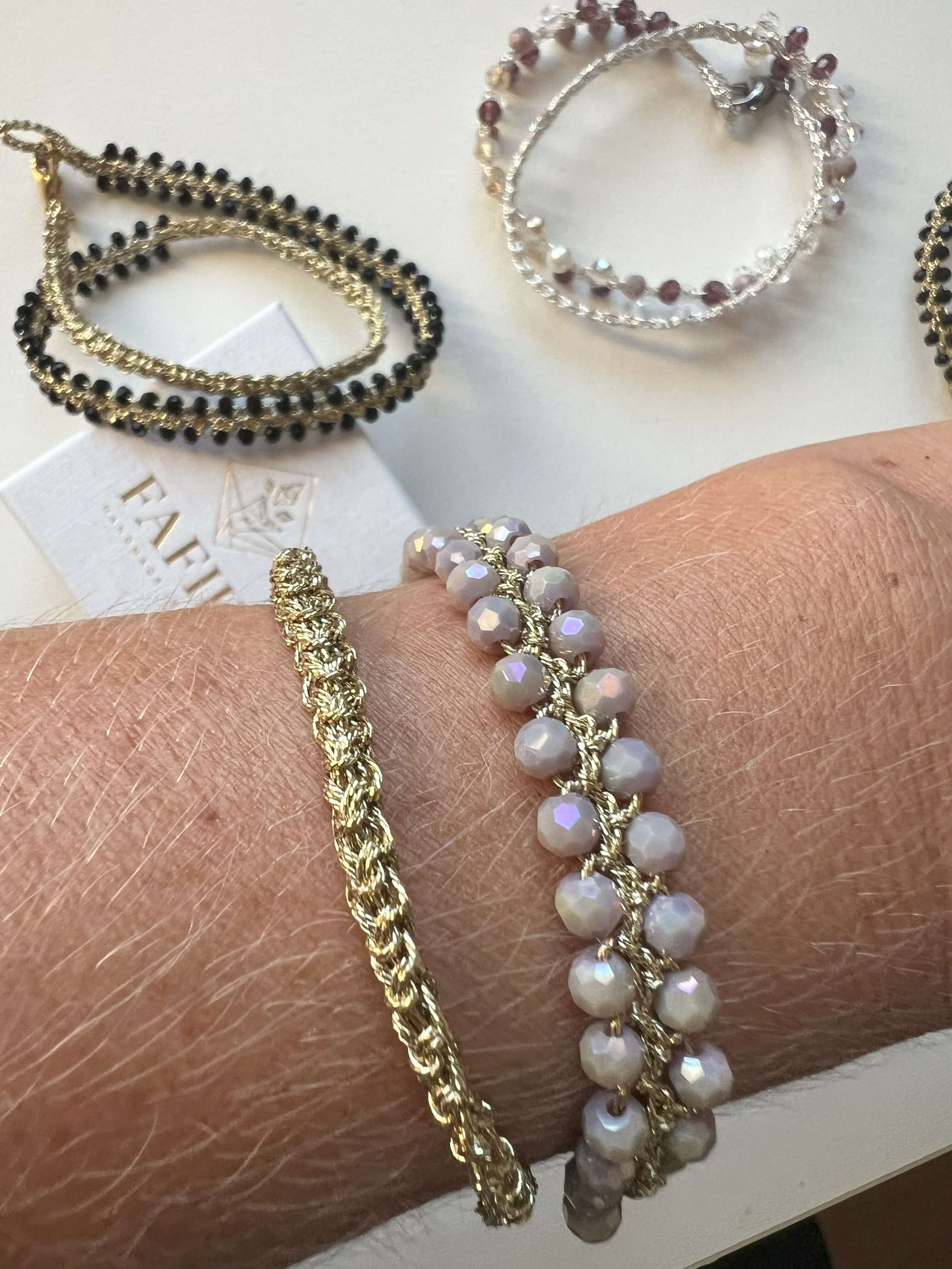 Bracciale con cristalli grigio viola: elegante, luminoso boho chic, ideale da indossare ogni giorno con stile e personalità 