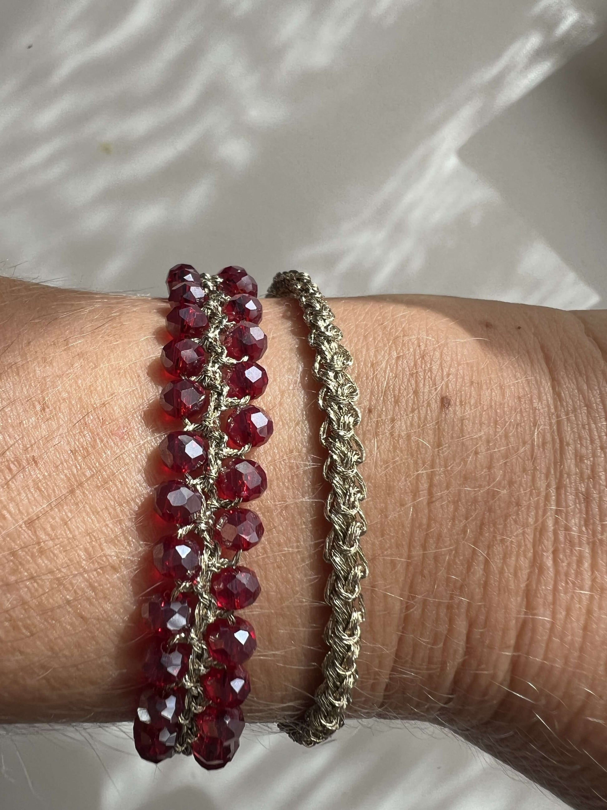 Scopri Duo Melograno: cristalli luminosi e filo intrecciato italiano in un bracciale unico, fatto a mano per brillare ogni giorno.