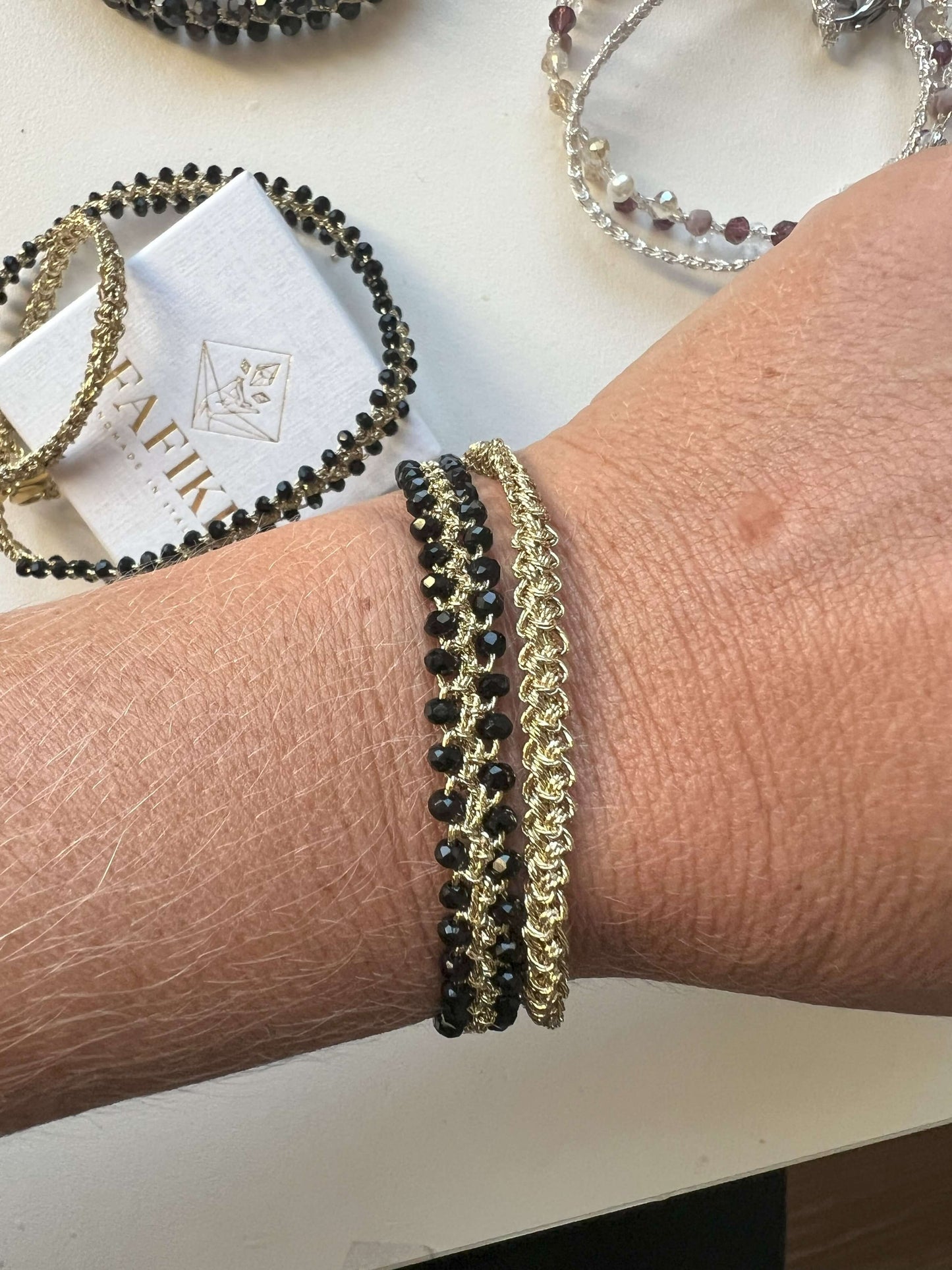 Bracciale con cristalli color nero elegante, luminoso e fatto a mano. un must have per indossare sempre 