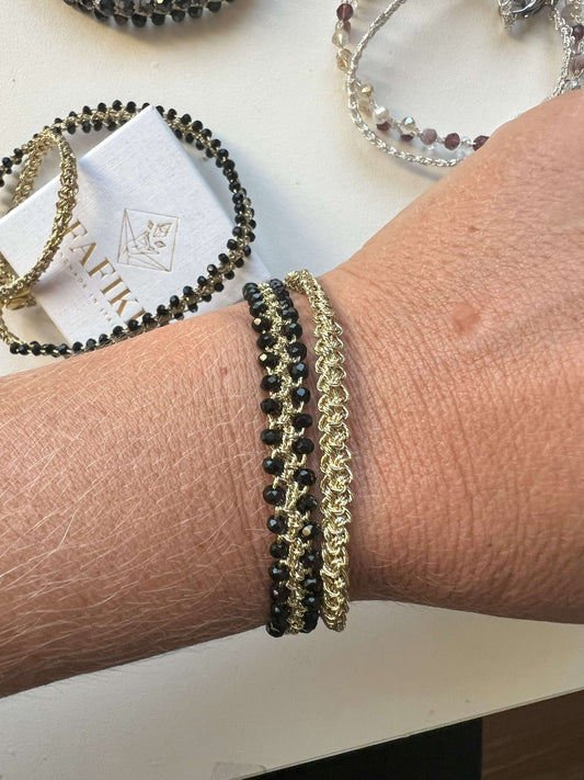 Bracciale con cristalli color nero elegante, luminoso e fatto a mano. un must have per indossare sempre 