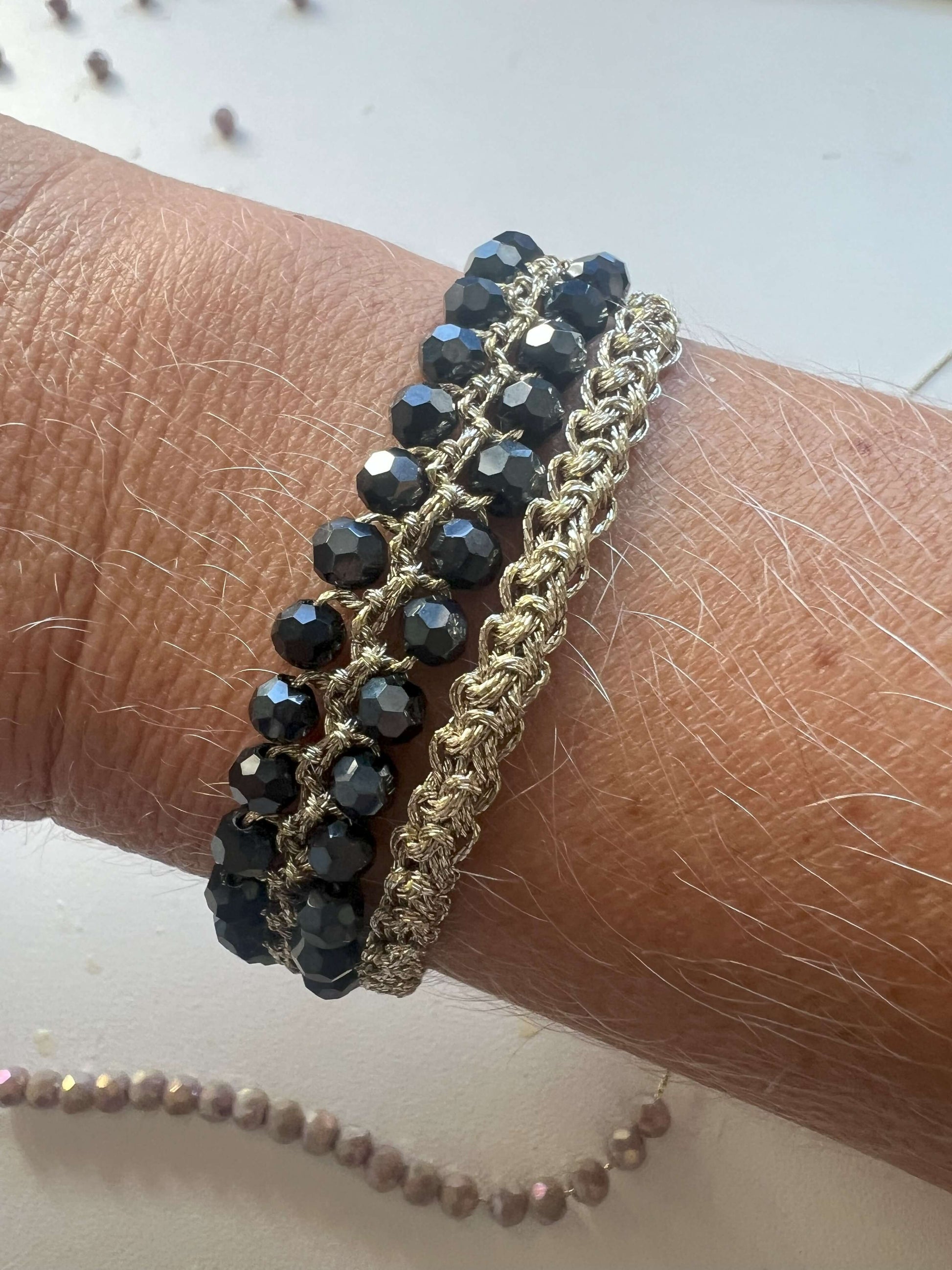Bracciale con cristalli piombo: raffinato e fatto a mano, porta eleganza e stile unico in ogni momento. Perfetto da indossare ogni giorno.