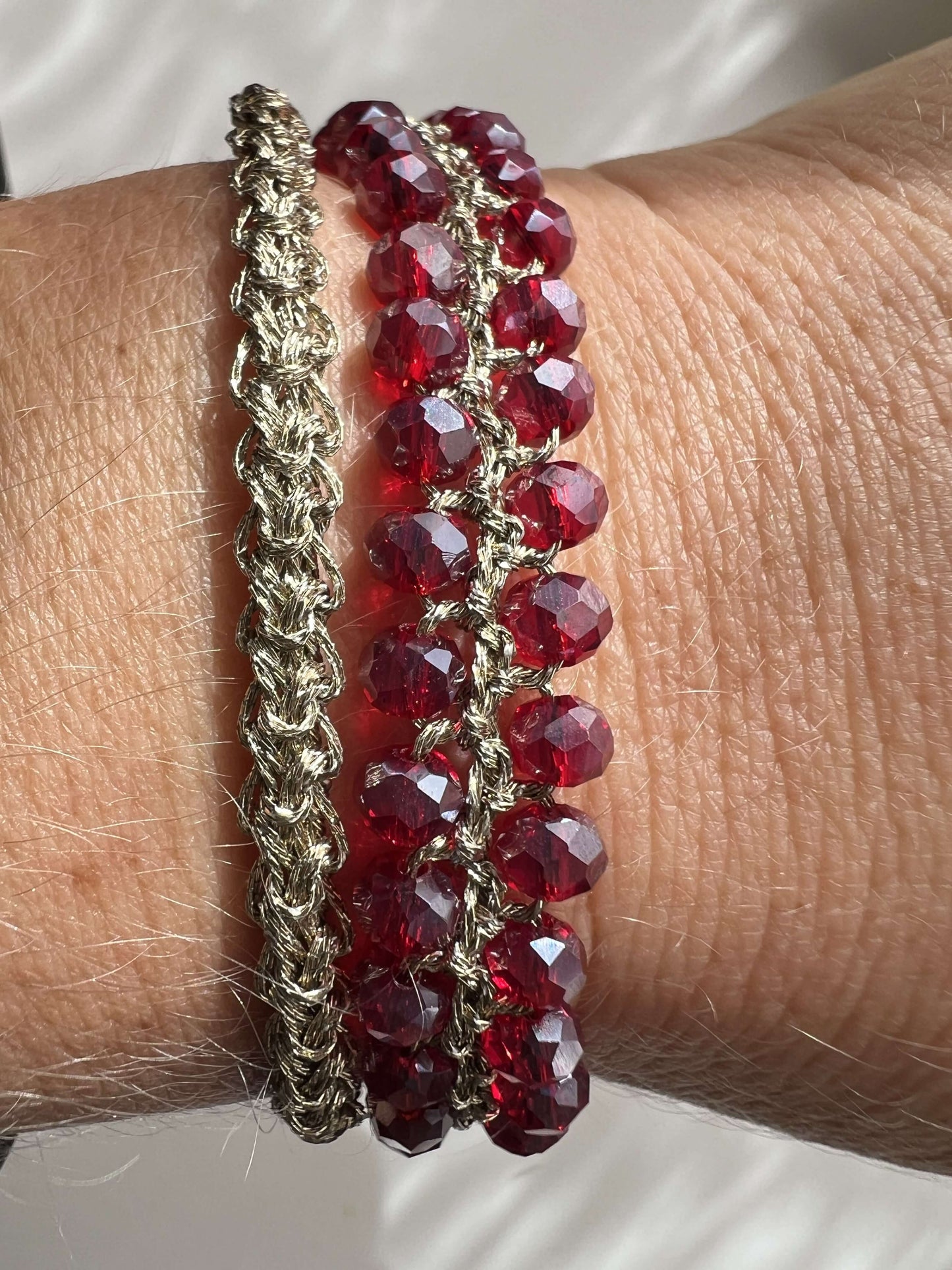 Il Bracciale Duo Melograno unisce luce e forza: cristalli rossi e intreccio italiano per un tocco elegante e deciso.