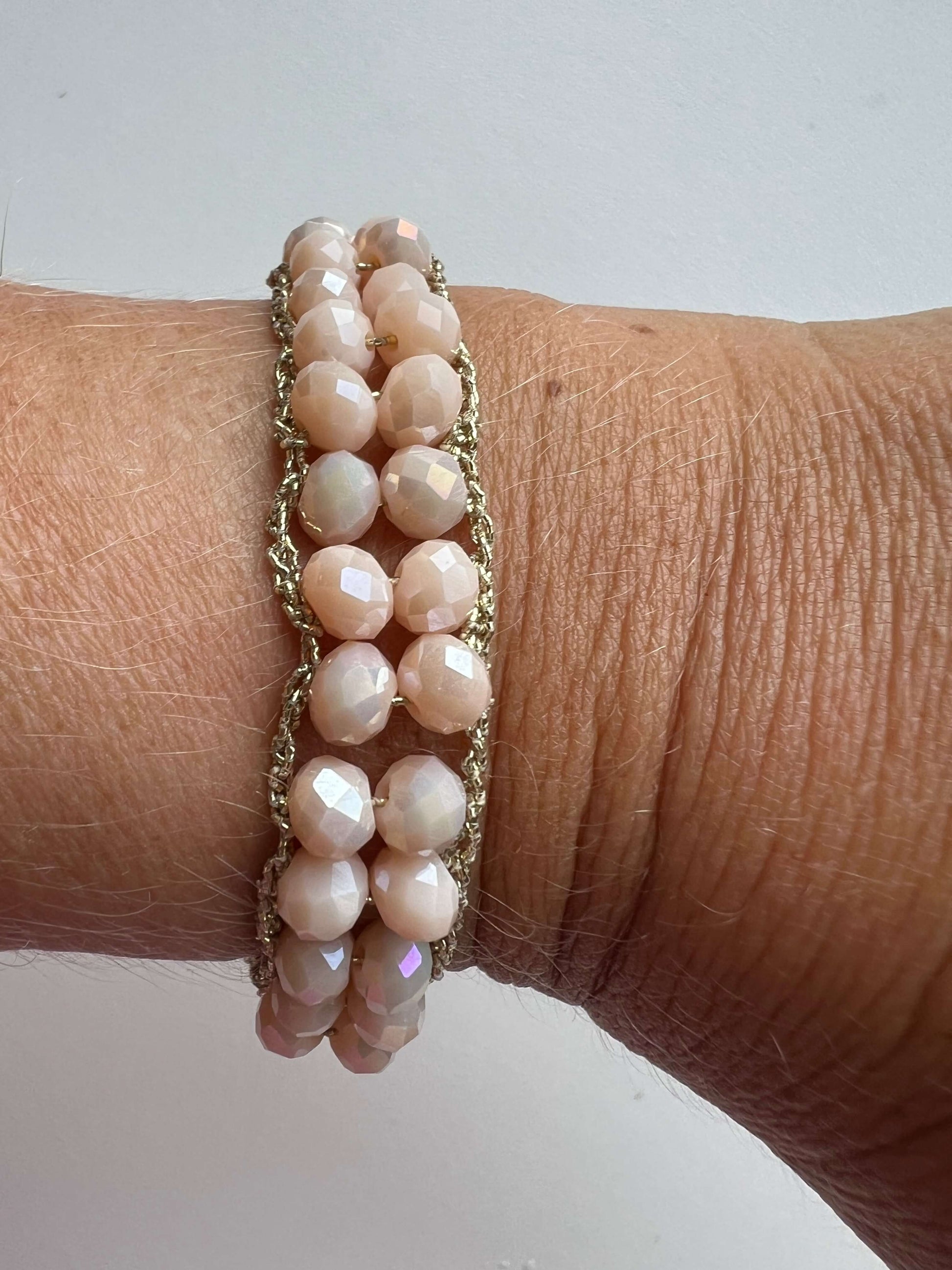 Minimal, leggero, eterno. Aluna è il bracciale che non hai bisogno di togliere mai. Sta con tutto, parla di te, senza dire una parola