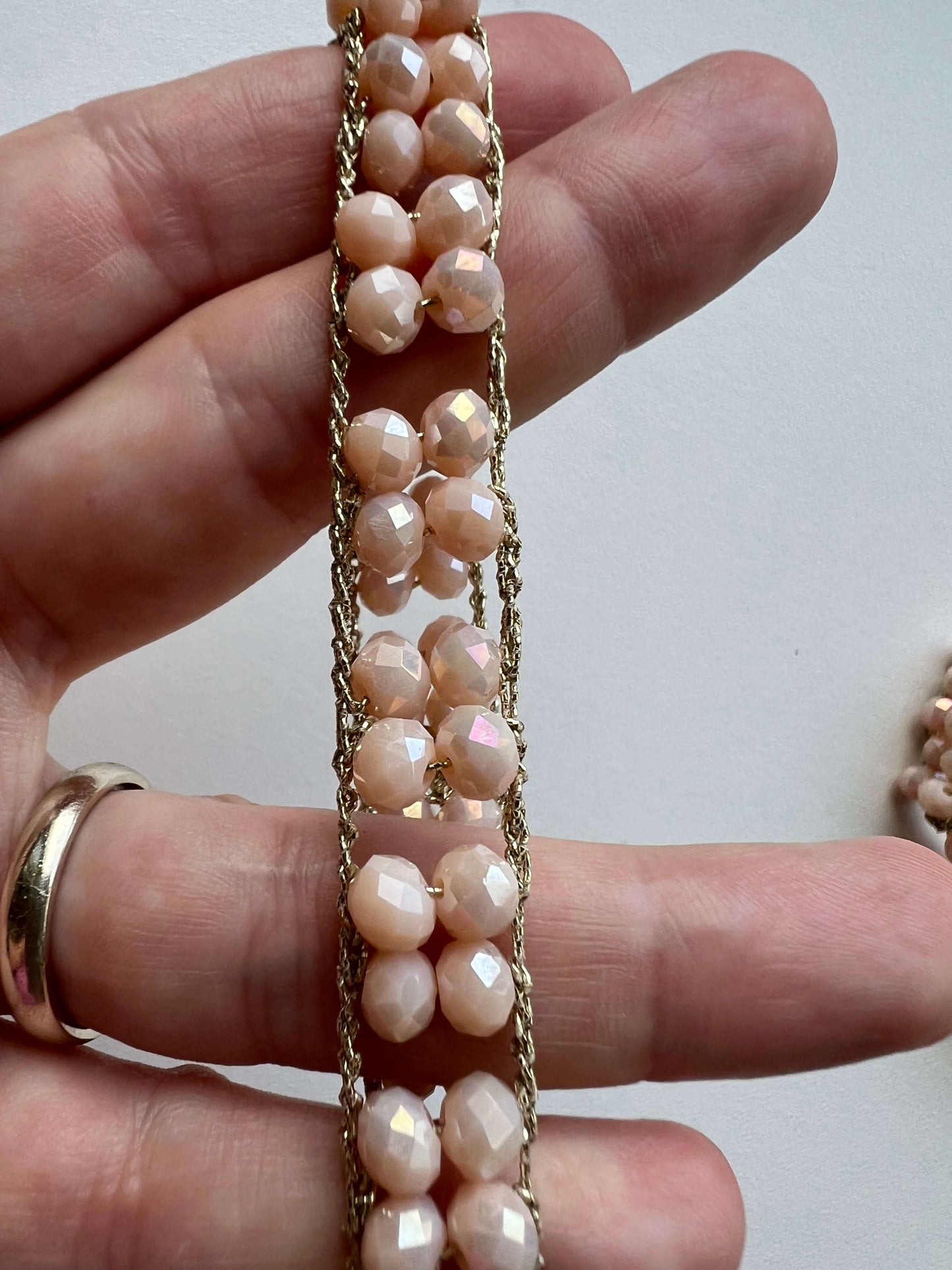 Un bracciale elastico essenziale, elegante, nato per accompagnarti ogni giorno, con grazia e leggerezza