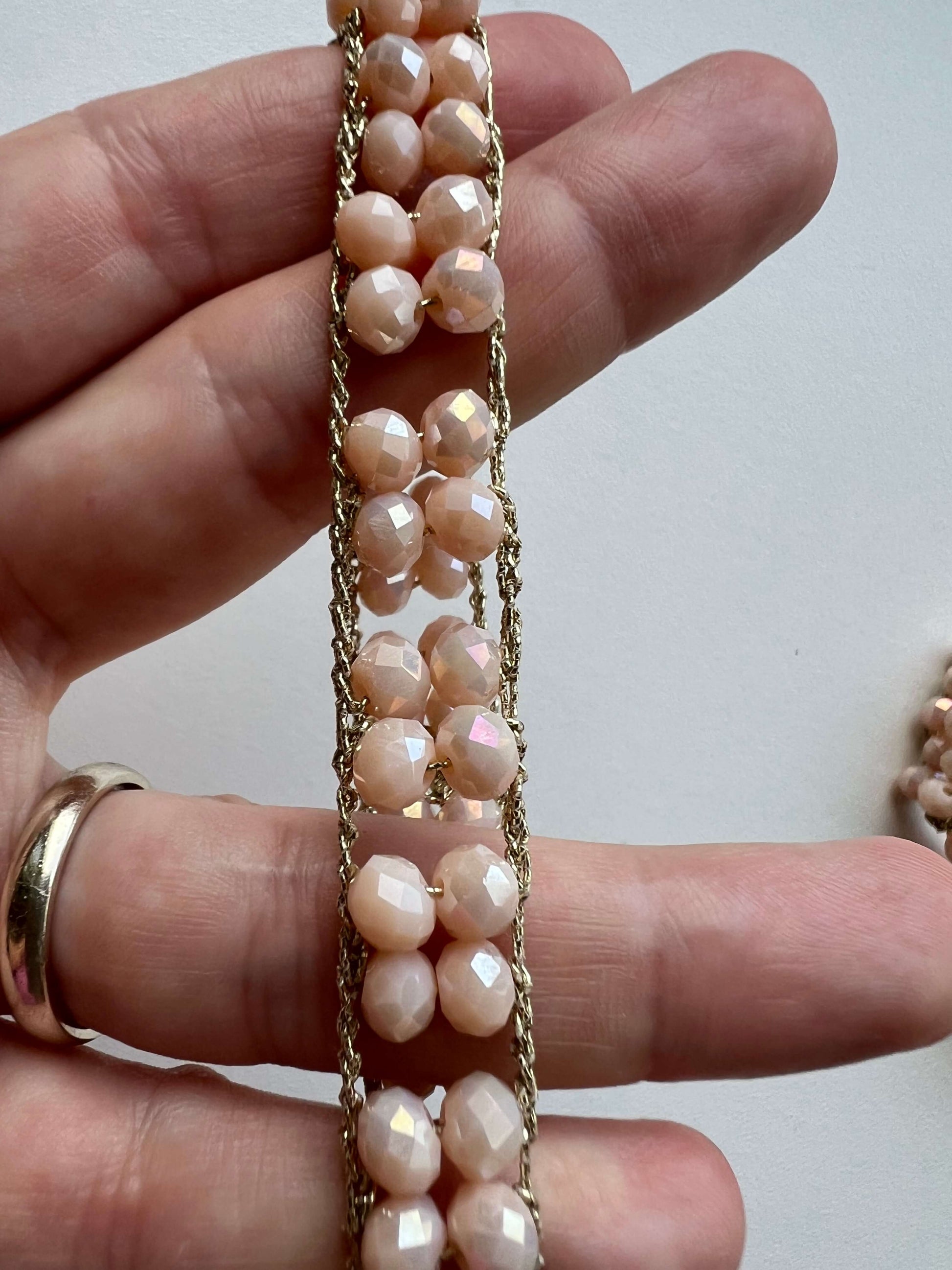 Un bracciale elastico essenziale, elegante, nato per accompagnarti ogni giorno, con grazia e leggerezza