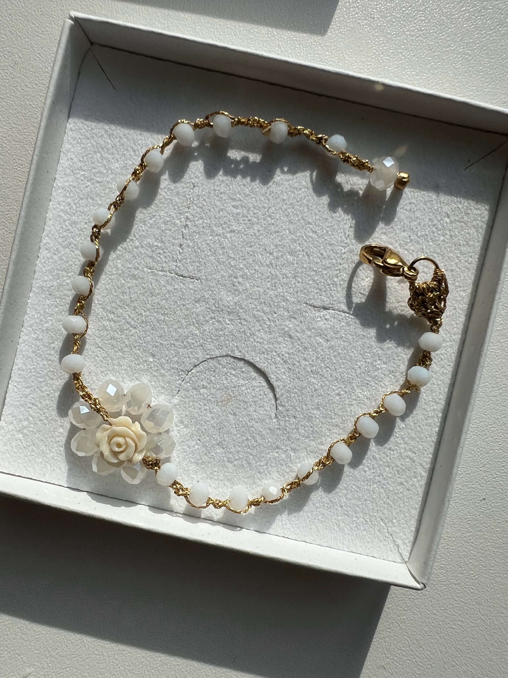 Bracciale elegante regolabile artigianale con cristalli rosa e corallo centrale, perfetto per uno stile raffinato e naturale. Fatto a mano con cura