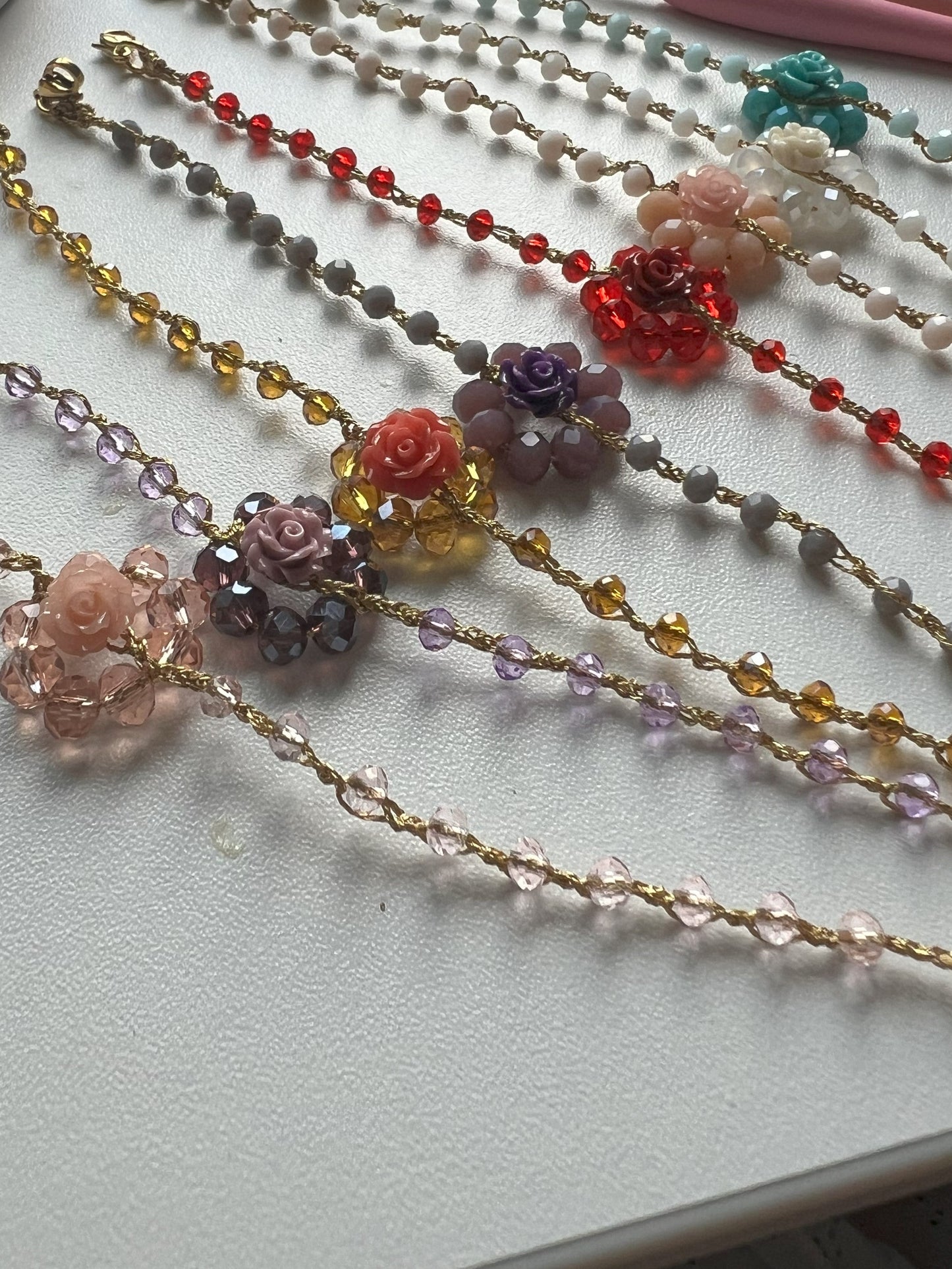 Bracciale elegante regolabile artigianale con cristalli rosa e corallo centrale, perfetto per uno stile raffinato e naturale. Fatto a mano con cura