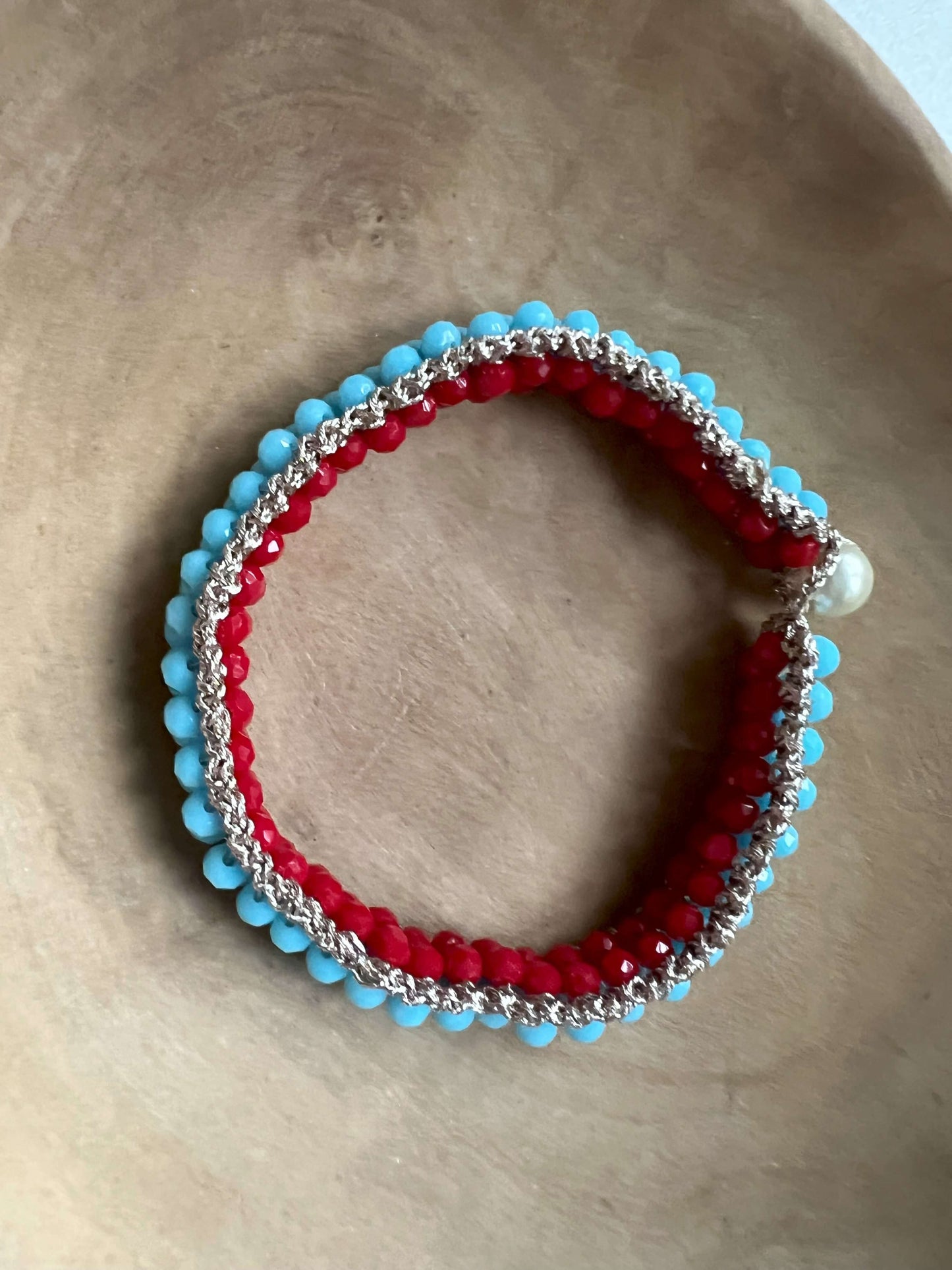 Dettaglio cristalli bracciale double face rosso azzurro, lavorazione artigianale italiana gioielli handmade