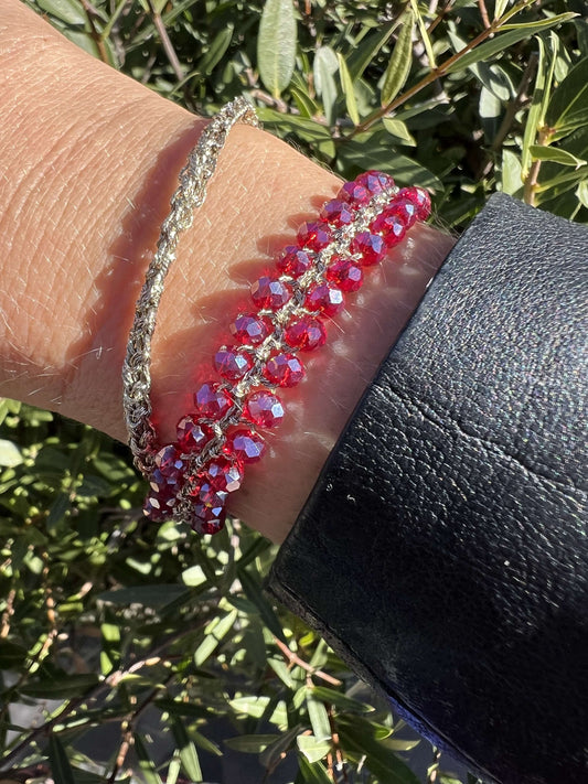 Duo Melograno: un solo bracciale, due anime. Cristalli e filo intrecciato per chi ama i dettagli che raccontano di sé.