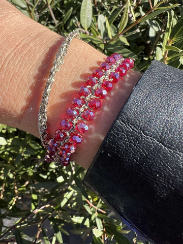 Duo Melograno: un solo bracciale, due anime. Cristalli e filo intrecciato per chi ama i dettagli che raccontano di sé.