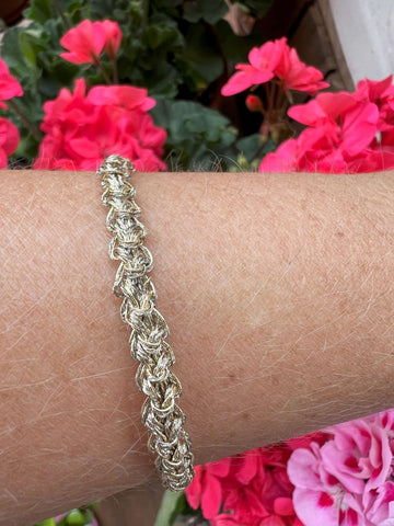 Bracciale boho artigianale intrecciato a mano con filato italiano leggero. Ipoallergenico, comodo e perfetto per uno stile naturale e minimal