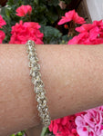 Accessorio boho minimal, bracciale intrecciato a mano con filato italiano. Leggero, morbido e ipoallergenico, per uno stile autentico e naturale