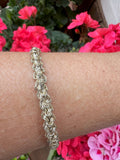 Accessorio boho minimal, bracciale intrecciato a mano con filato italiano. Leggero, morbido e ipoallergenico, per uno stile autentico e naturale