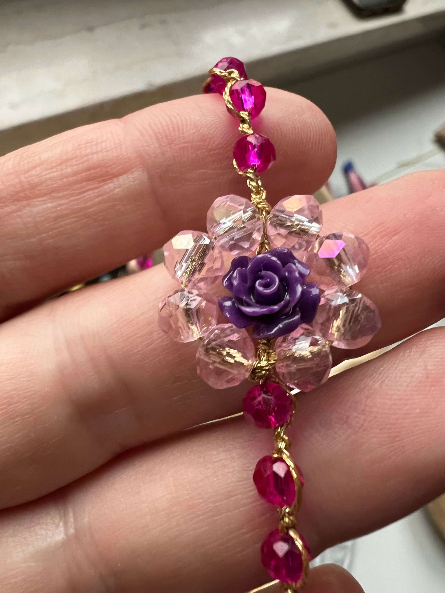 Bracciale elegante regolabile con cristalli e rosa di corallo artigianale. Raffinatezza e stile in un accessorio unico fatto a mano.Fuxia