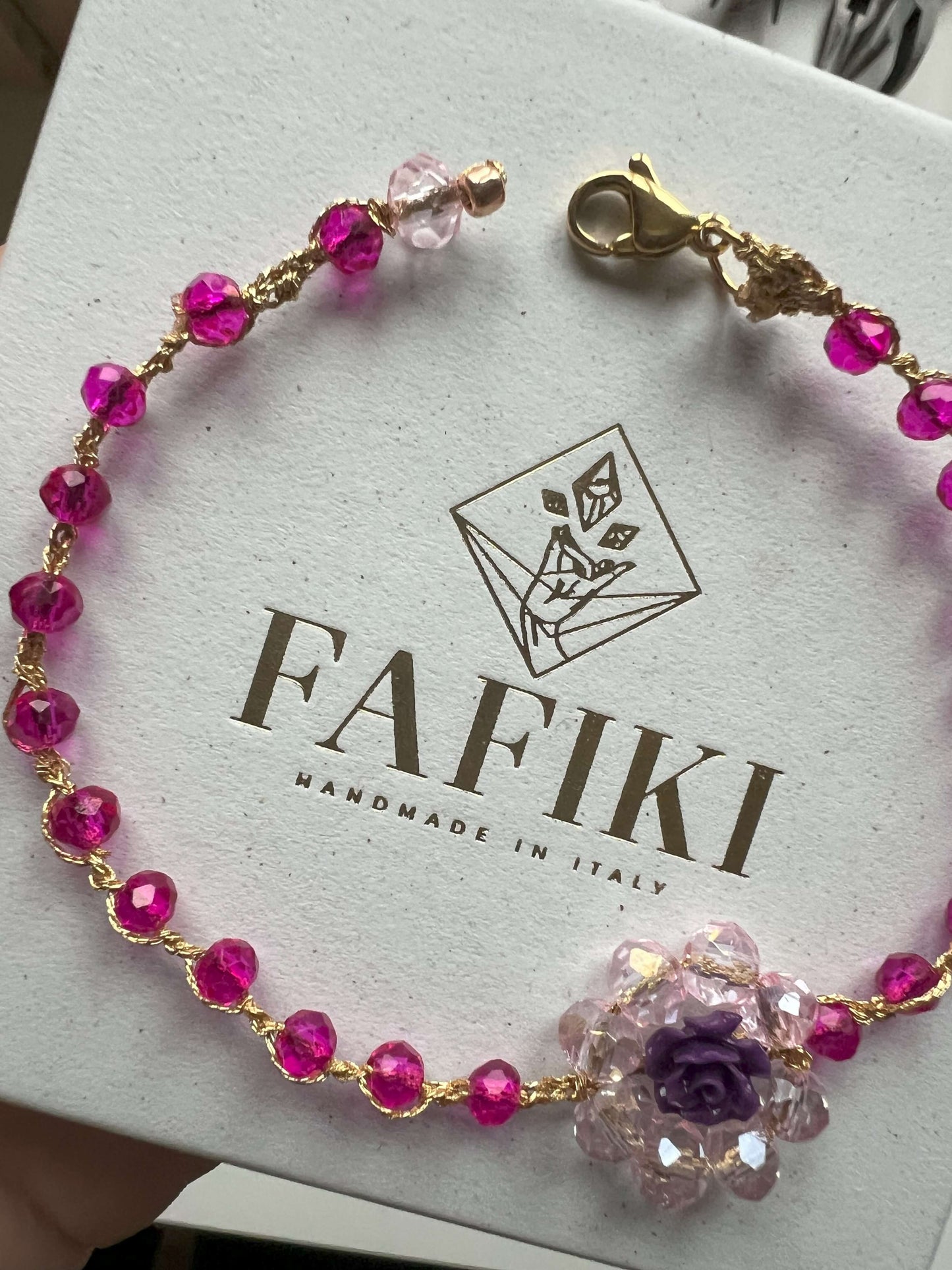 Bracciale elegante regolabile con cristalli e rosa di corallo artigianale. Raffinatezza e stile in un accessorio handmade. Scopri ora!