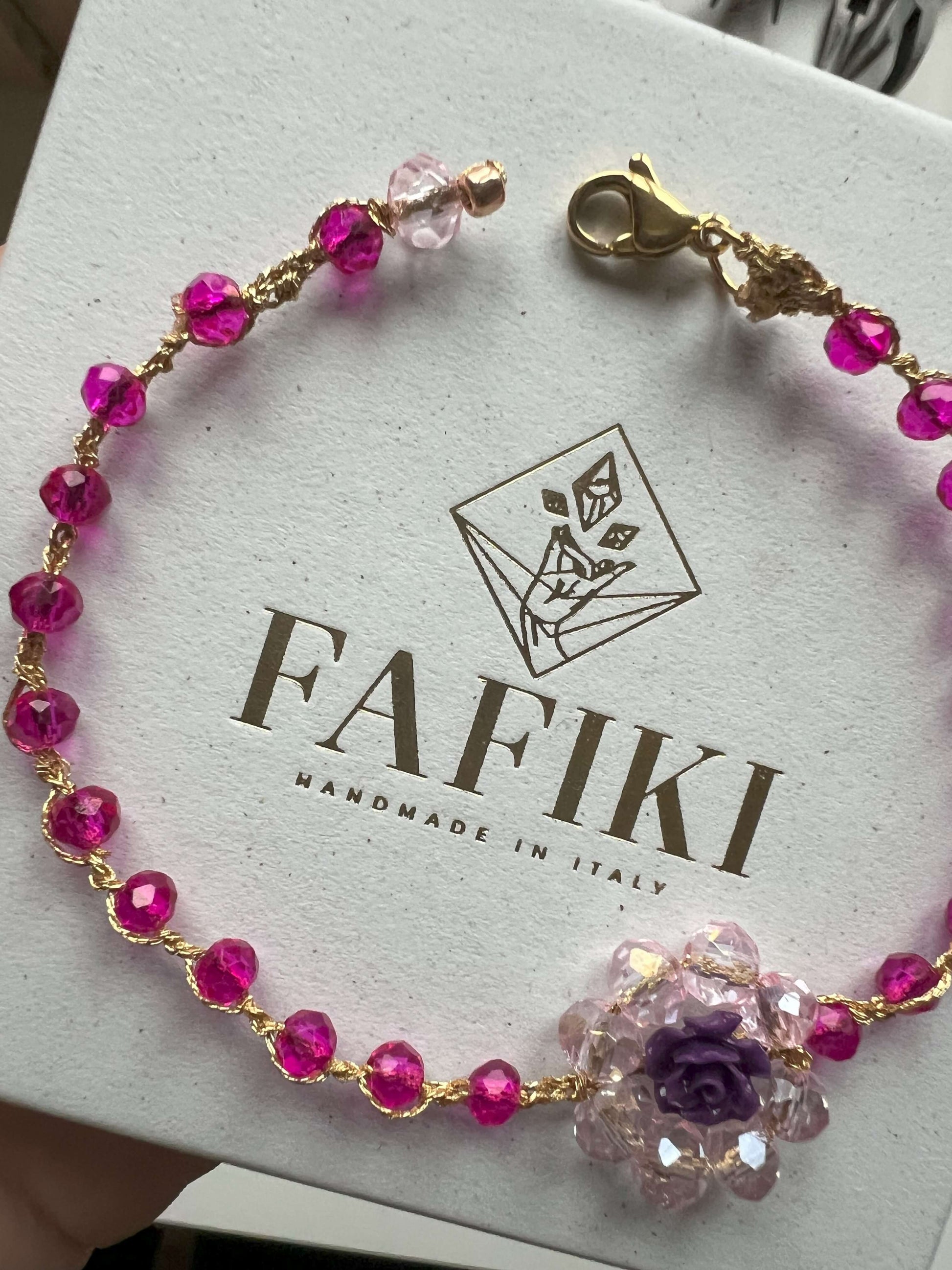 Bracciale elegante regolabile con cristalli e rosa di corallo artigianale. Raffinatezza e stile in un accessorio handmade. Scopri ora!