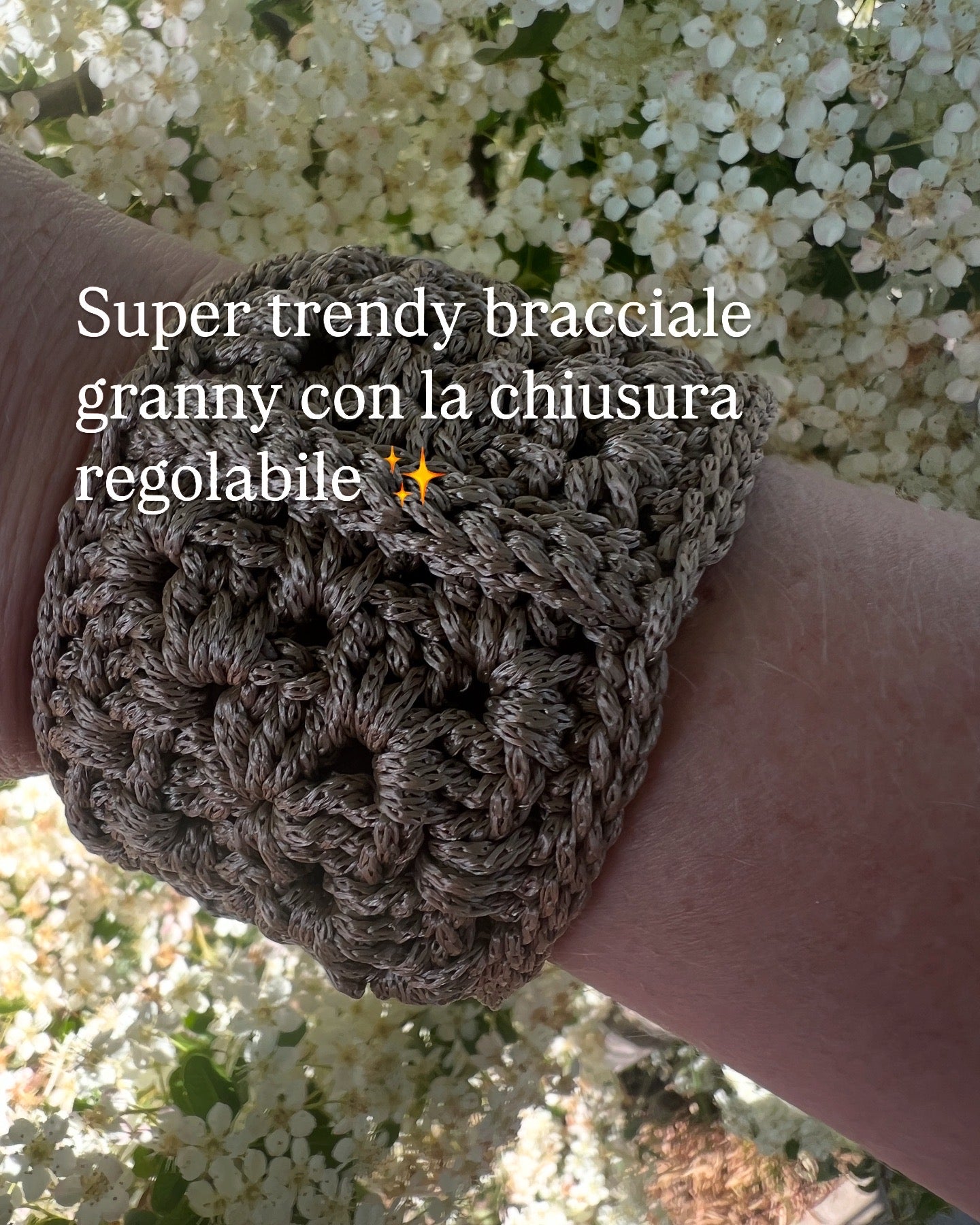 Pezzo unico: Bracciale beige all'uncinetto con bottone madreperla. Regolabile e confortevole. Stile vintage-contemporaneo che tutti invidieranno! Ordina subito