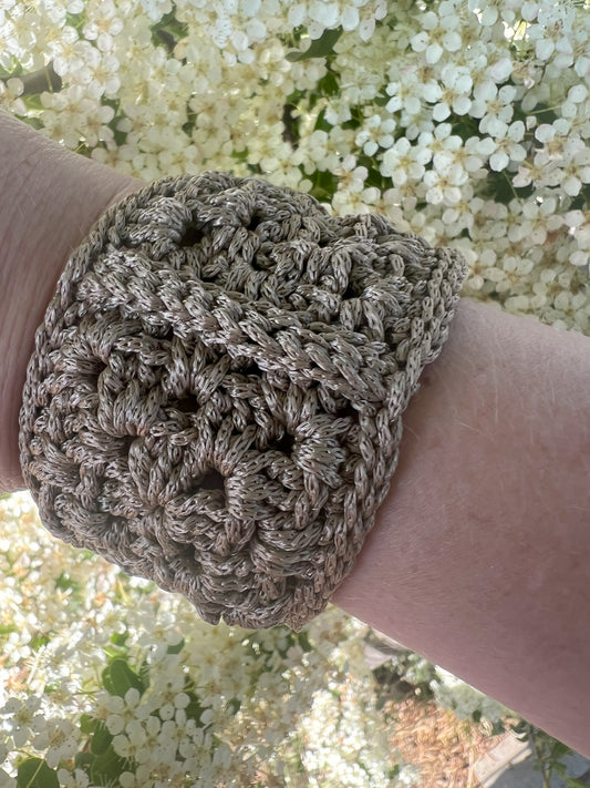 Ultimo pezzo! Bracciale Granny all'uncinetto con madreperla. Tendenza boho-chic che non passerà inosservata. Fatto a mano, perfetto per ogni polso! Acquista ora
