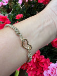 Bracciale intrecciato a mano in filato italiano, leggero e delicato. Accessorio boho chic ideale per chi ama semplicità e comfort ogni giorno.