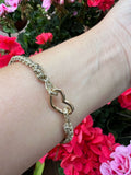 Bracciale intrecciato a mano in filato italiano, leggero e delicato. Accessorio boho chic ideale per chi ama semplicità e comfort ogni giorno.
