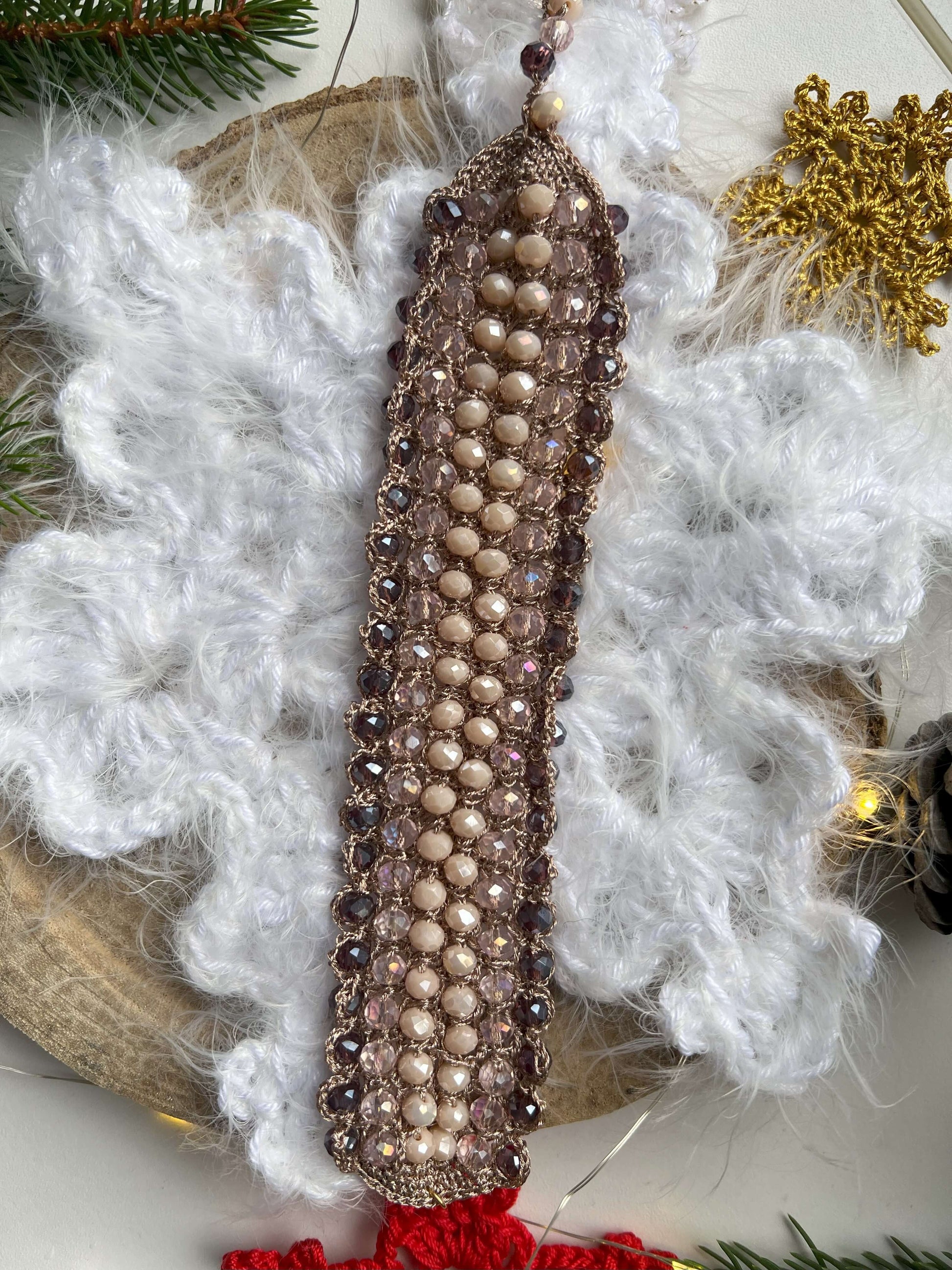 Bracciale elegante con cristalli rosa, viola e crema, filato in oro rosa e chiusura regolabile. Design raffinato, perfetto per chi ama la bellezza handmade