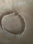 Bracciale artigianale boho chic in filato italiano, intrecciato a mano. Ipoallergenico, leggero e versatile, un must per uno stile naturale e fresco.