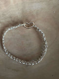 Bracciale artigianale boho chic in filato italiano, intrecciato a mano. Ipoallergenico, leggero e versatile, un must per uno stile naturale e fresco.