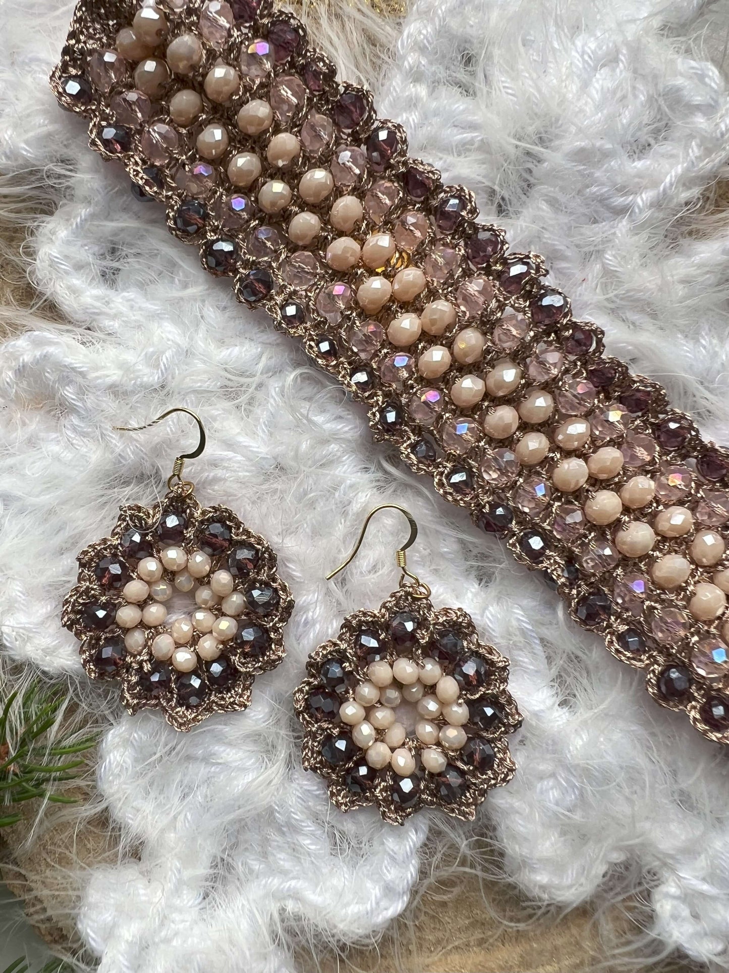 Bracciale elegante con cristalli rosa, viola e crema, filato in oro rosa e chiusura regolabile in completo orecchini fatti a mano