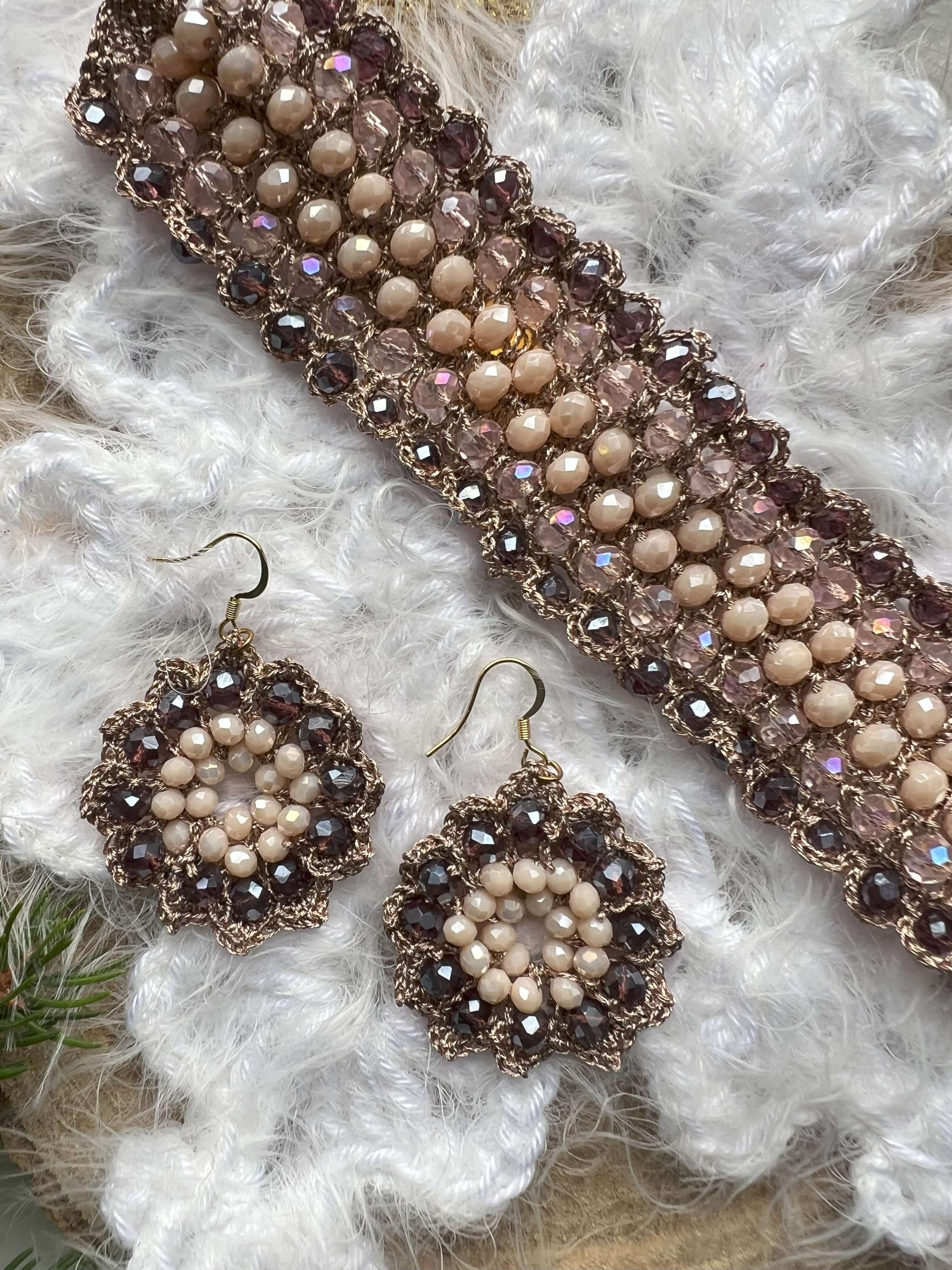 Bracciale elegante con cristalli rosa, viola e crema, filato in oro rosa e chiusura regolabile in completo orecchini fatti a mano