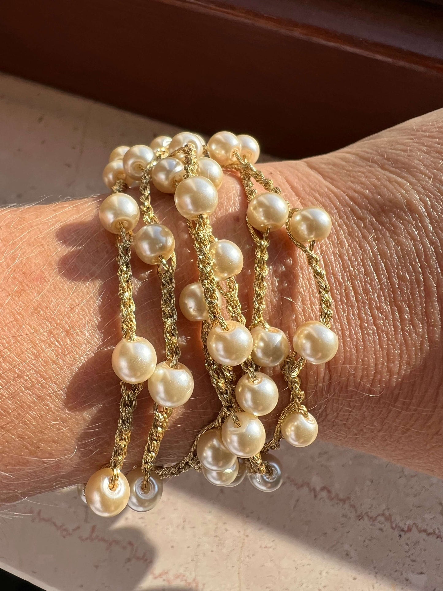 Bracciale boho intrecciato con luce e libertà. Un tocco artigianale che rende unico ogni gesto.