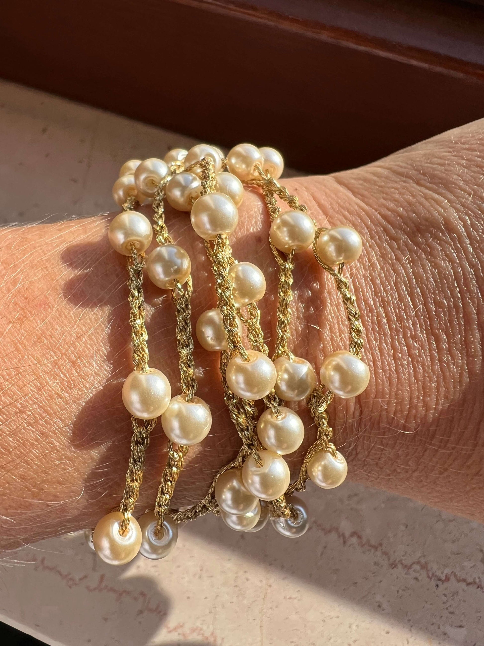 Bracciale boho intrecciato con luce e libertà. Un tocco artigianale che rende unico ogni gesto.