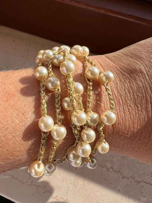 Bracciale boho intrecciato con luce e libertà. Un tocco artigianale che rende unico ogni gesto.