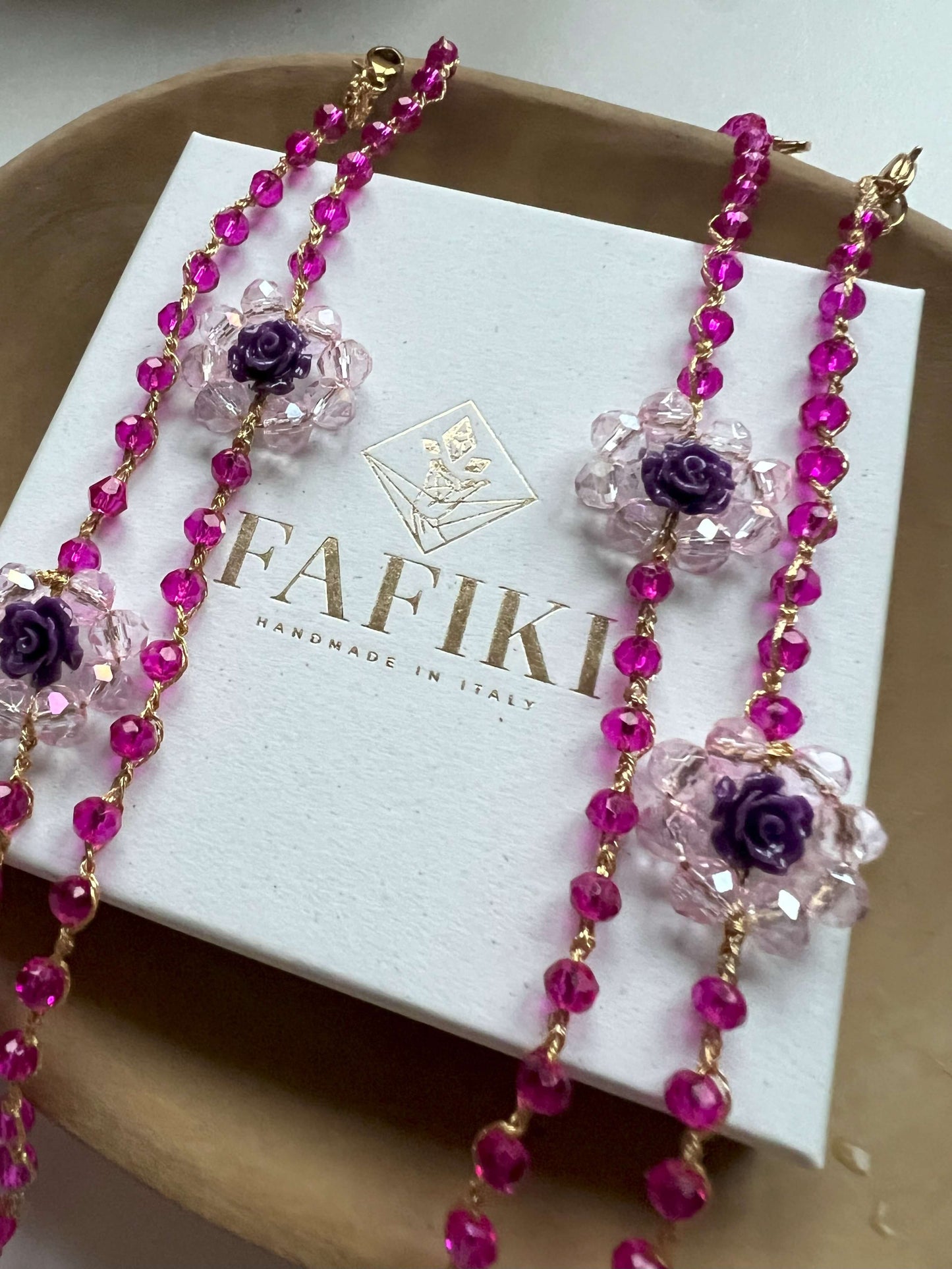 Bracciali eleganti regolabili con cristalli fuxia e rosa di corallo artigianale. Raffinatezza e stile in un accessorio unico fatto a mano. Fafiki