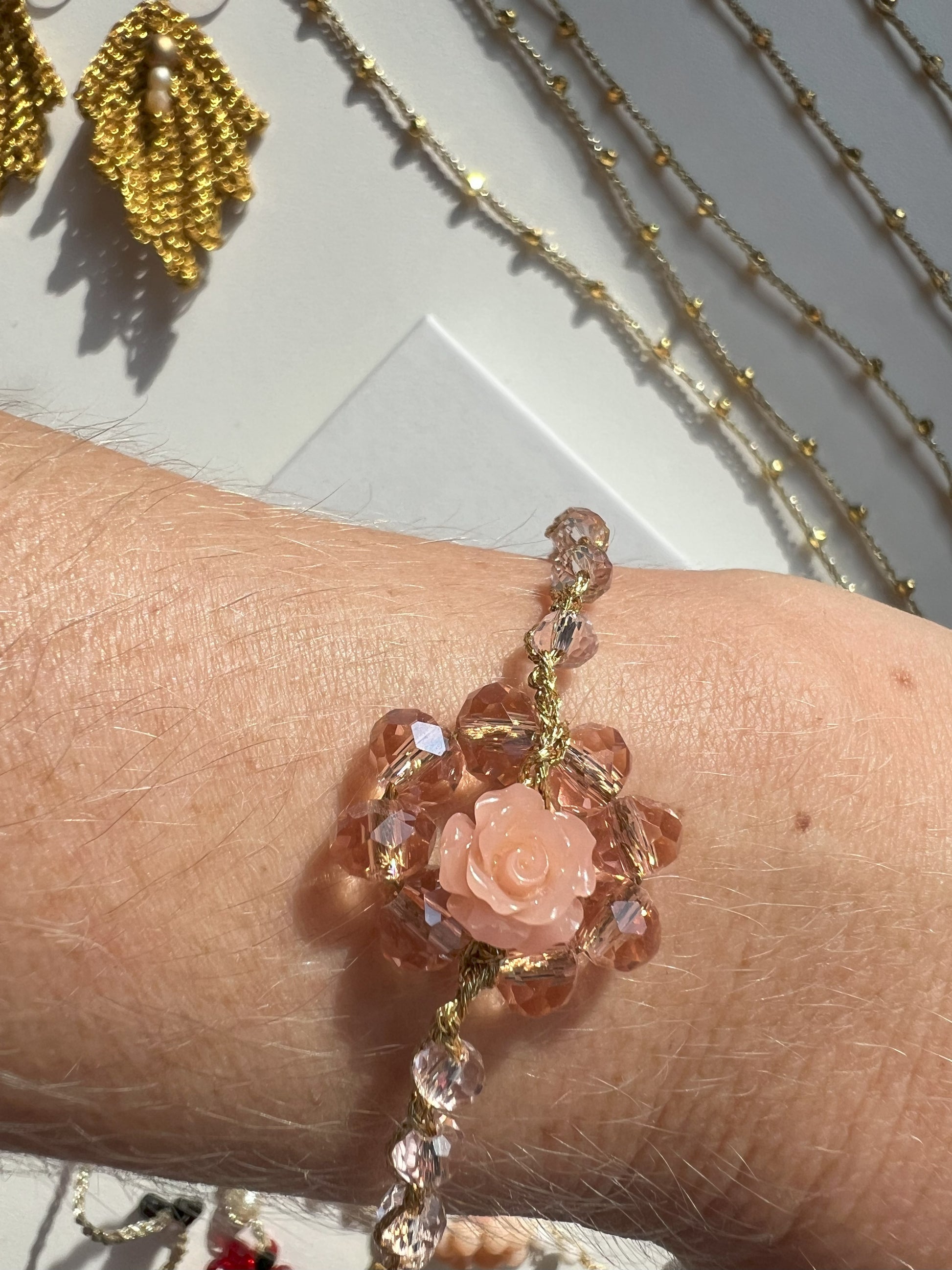 Bracciale elegante regolabile artigianale con cristalli rosa e corallo centrale, perfetto per uno stile raffinato e naturale. Fatto a mano con cura