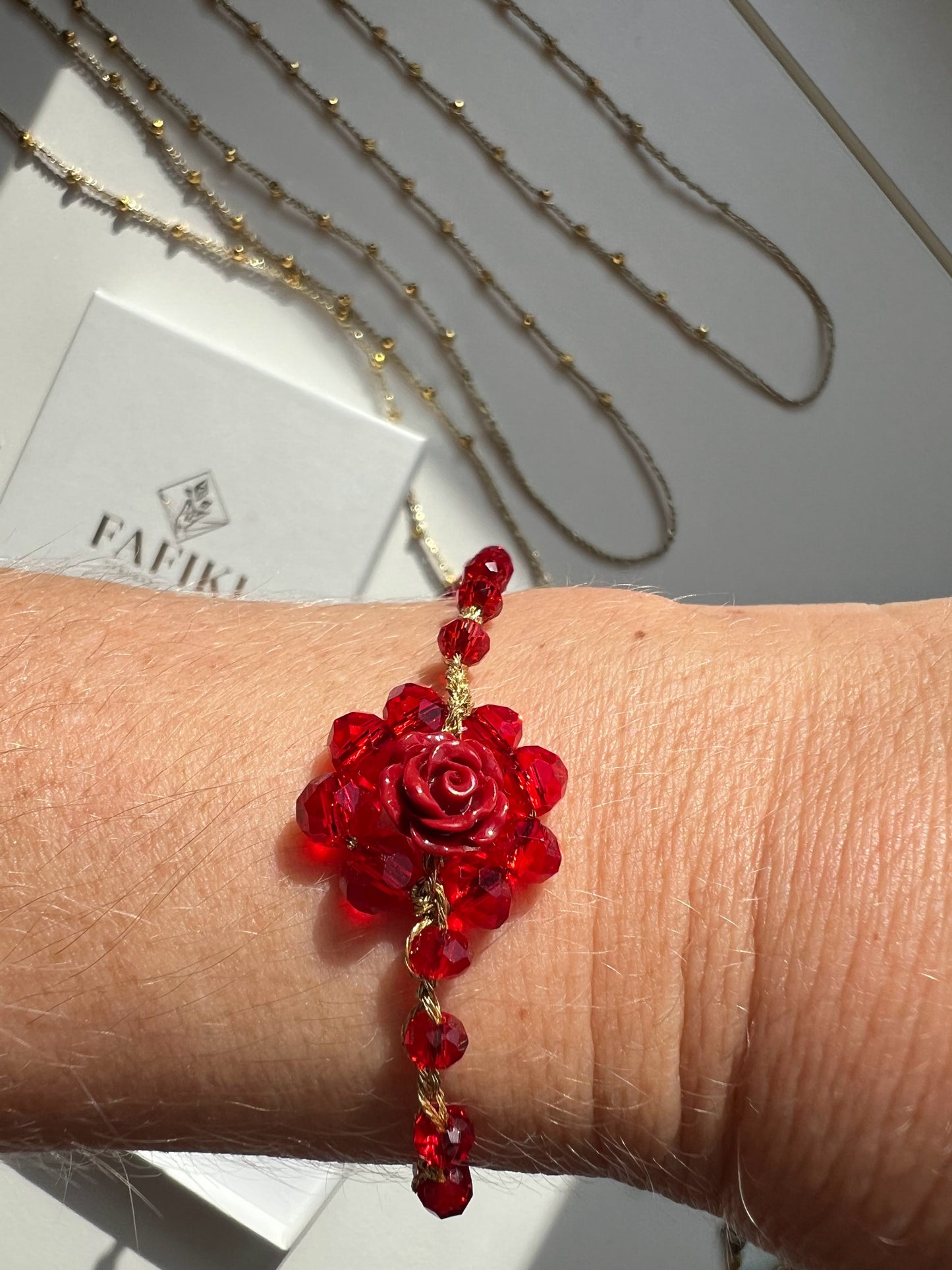 Bracciale elegante regolabile artigianale con cristalli rosa e corallo centrale, perfetto per uno stile raffinato e naturale. Fatto a mano con cura