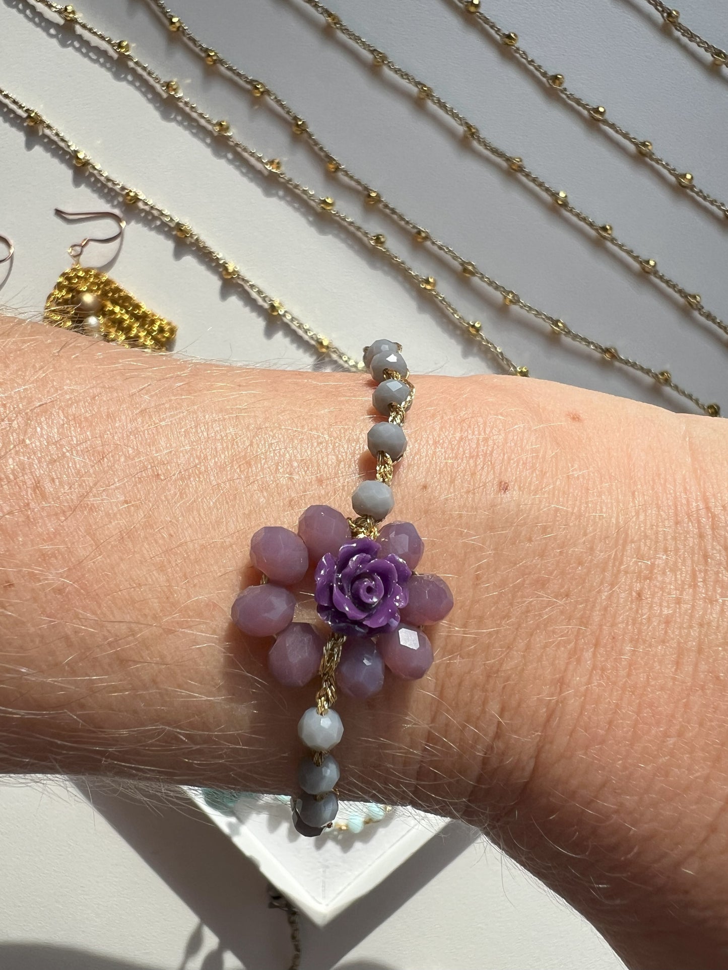 Bracciale elegante regolabile artigianale con cristalli rosa e corallo centrale, perfetto per uno stile raffinato e naturale. Fatto a mano con cura