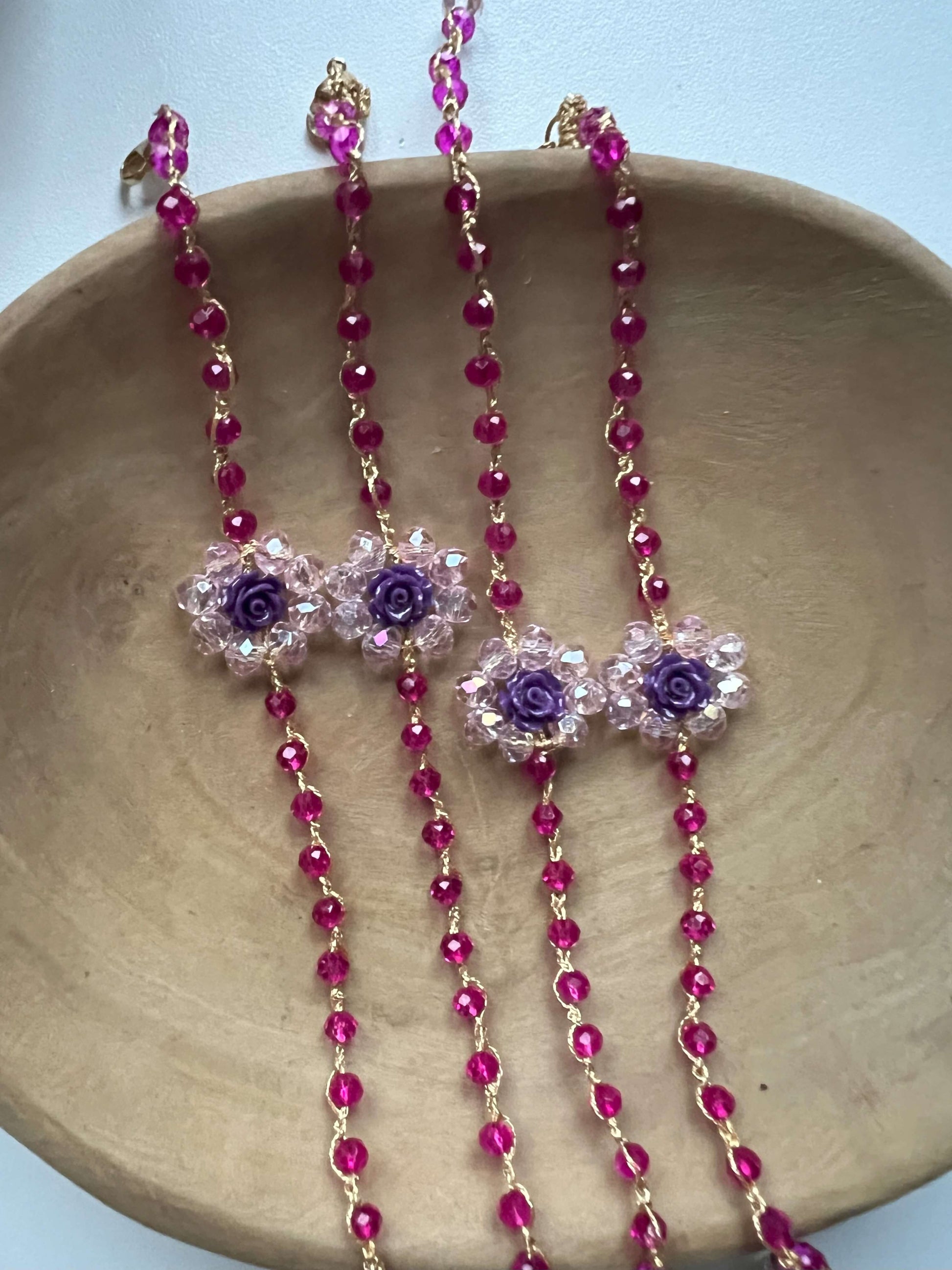 Bracciali fuxia regolabili con cristalli e rosa di corallo artigianale. Raffinatezza e stile in un accessorio unico fatto a mano. Scopri ora!