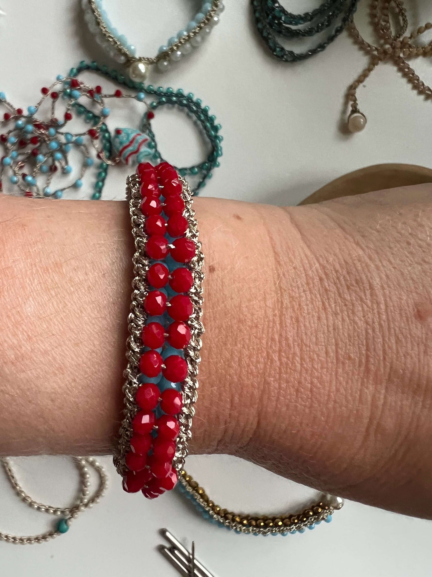 Bracciale artigianale double face lato rosso, gioiello fatto a mano con cristalli colorati reversibile