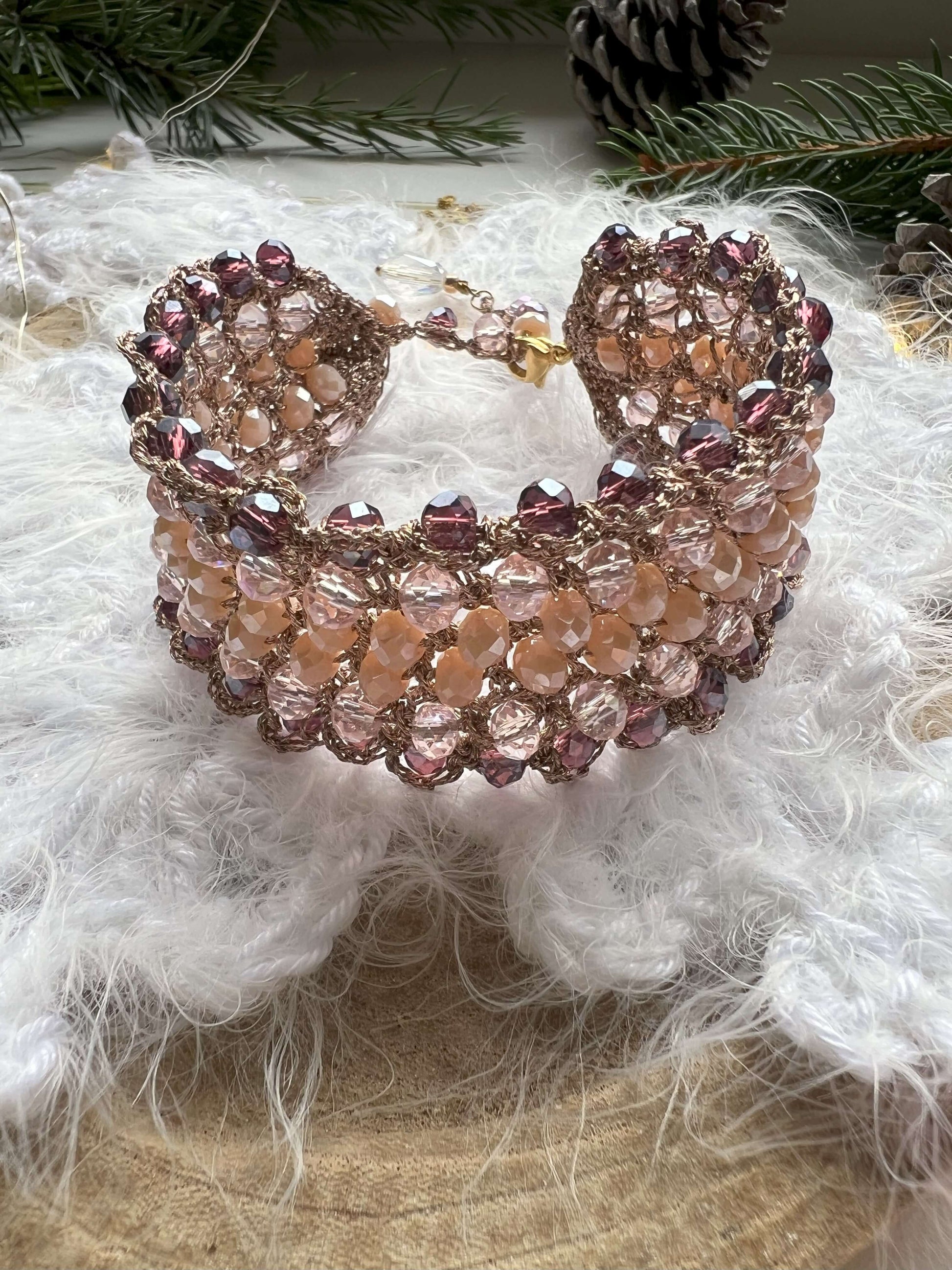 Bracciale elegante con cristalli rosa, viola e crema, filato in oro rosa e chiusura regolabile. Design raffinato, perfetto per chi ama gioielli handmade
