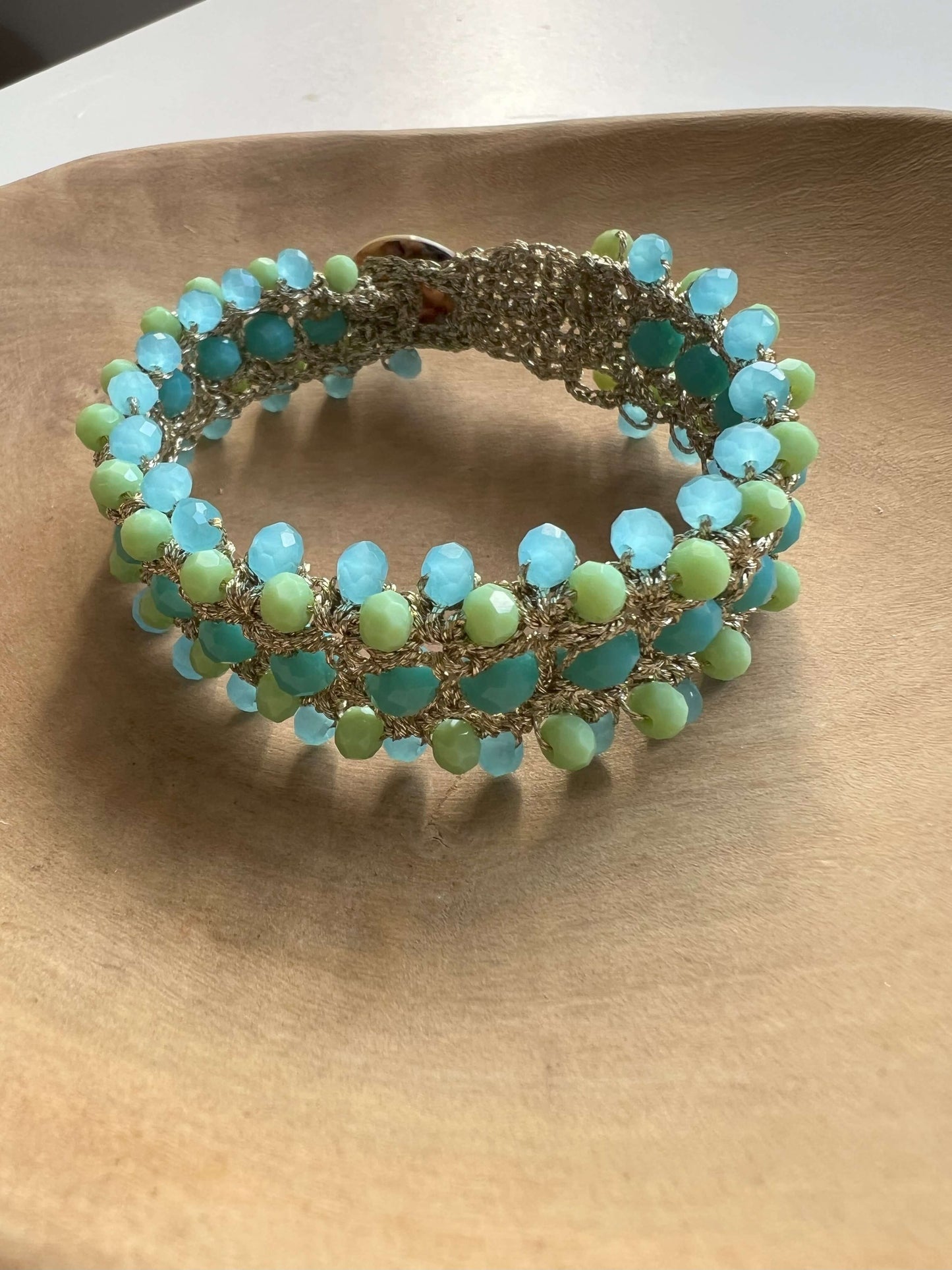 Verde smeraldo che danza sul polso: l'Onda Media unisce versatilità e fascino. L'accessorio ideale dal giorno alla sera, in ogni stagione