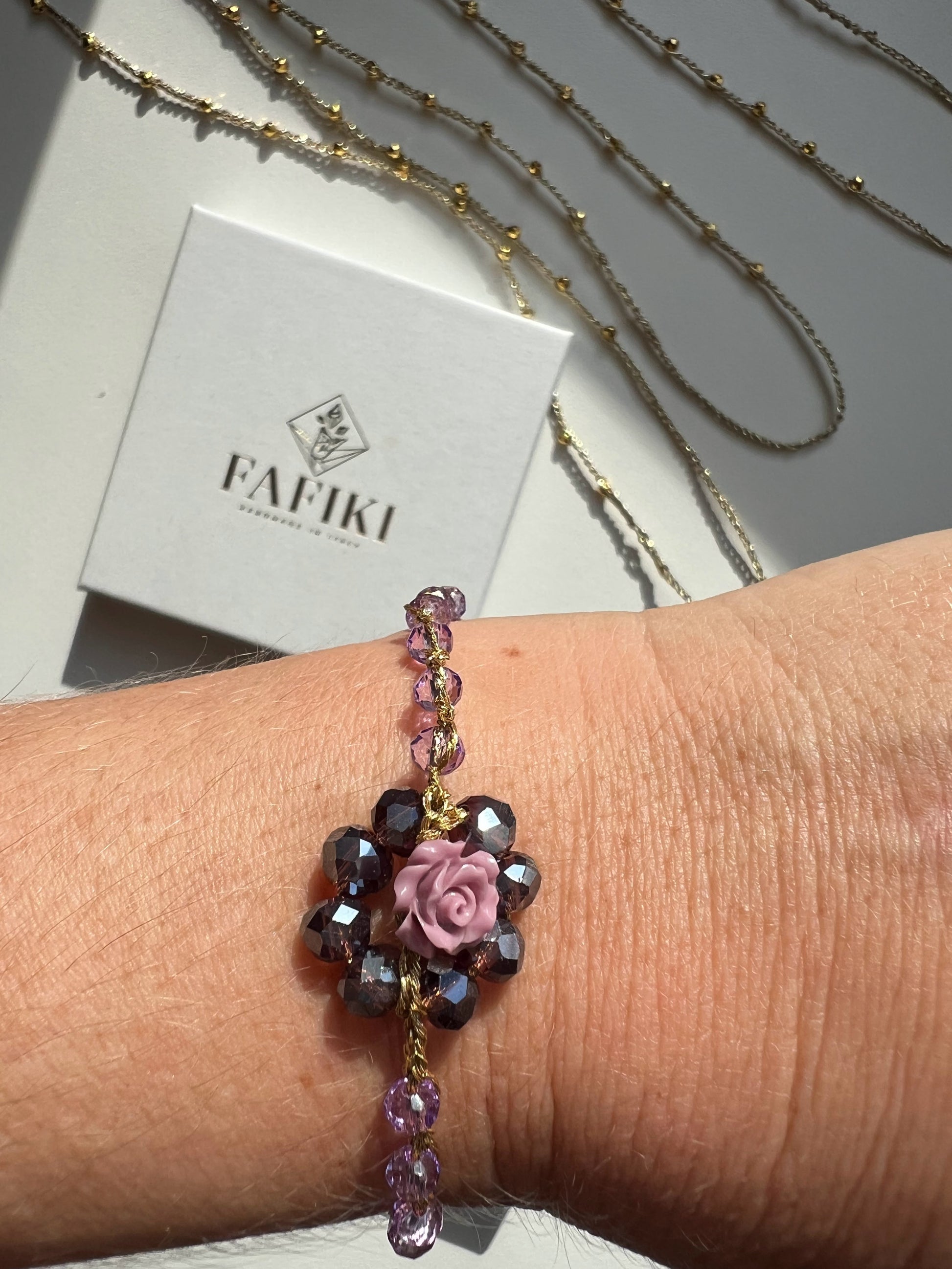 Bracciale elegante regolabile artigianale con cristalli rosa e corallo centrale, perfetto per uno stile raffinato e naturale. Fatto a mano con cura
