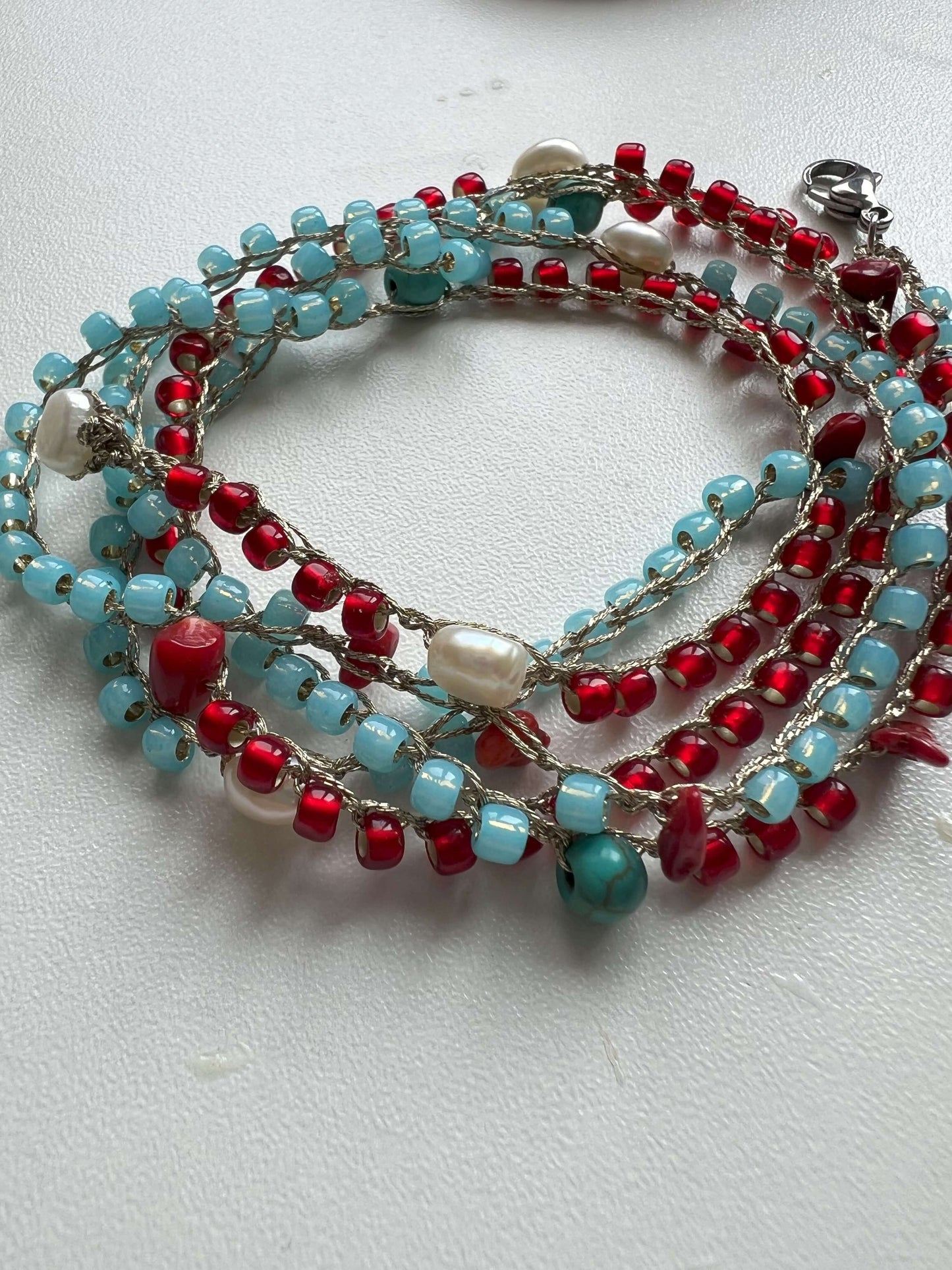 Collana mare lunga multifilo perline rosse blu perle naturali. Gioiello boho chic handmade. Bracciale avvolgente trendy accessorio estivo donna