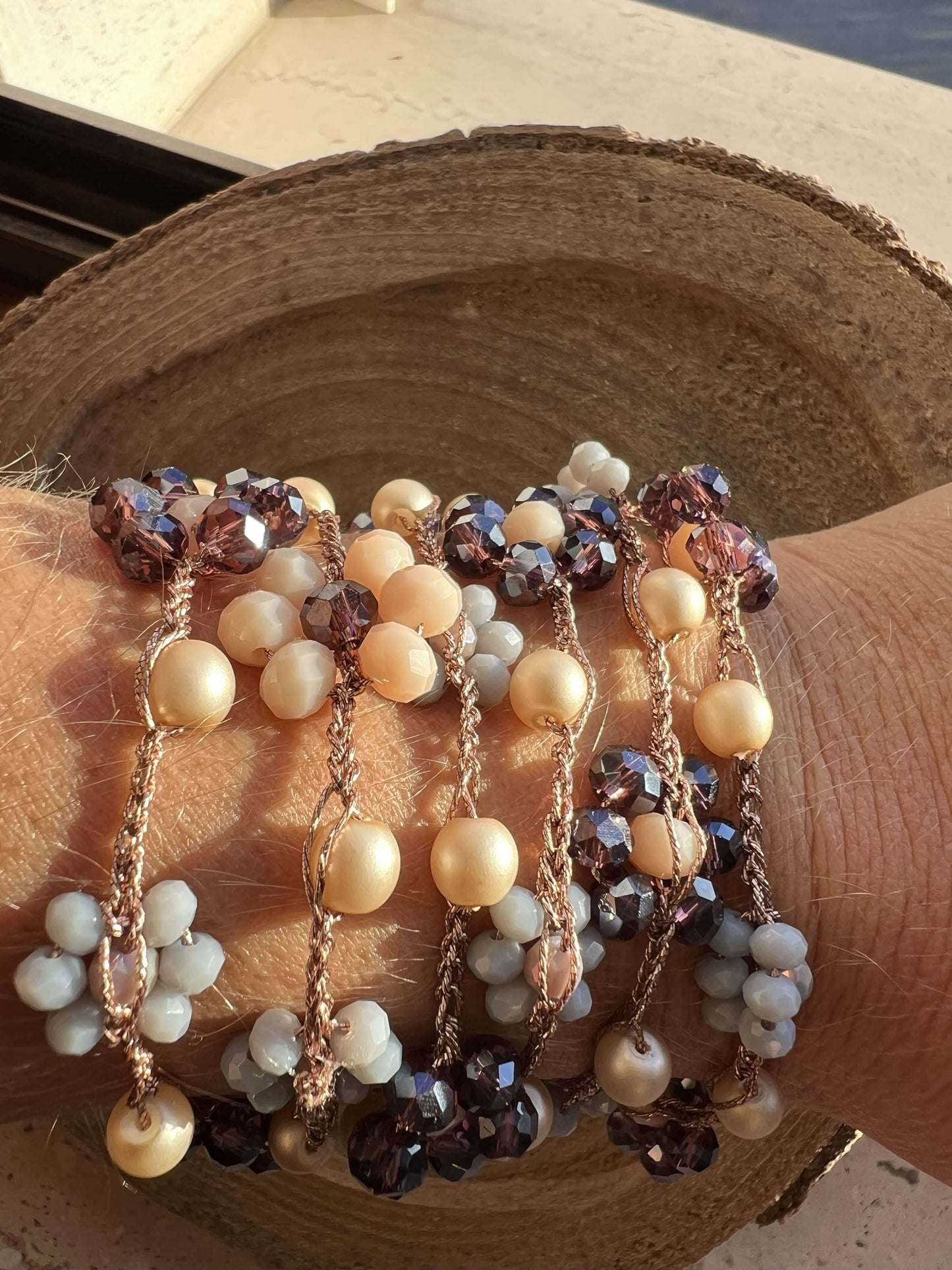 Scopri Viola Cenere: collana handmade in crochet con fiori viola e grigio, filato oro rosa. Eleganza artigianale e stile raffinato.