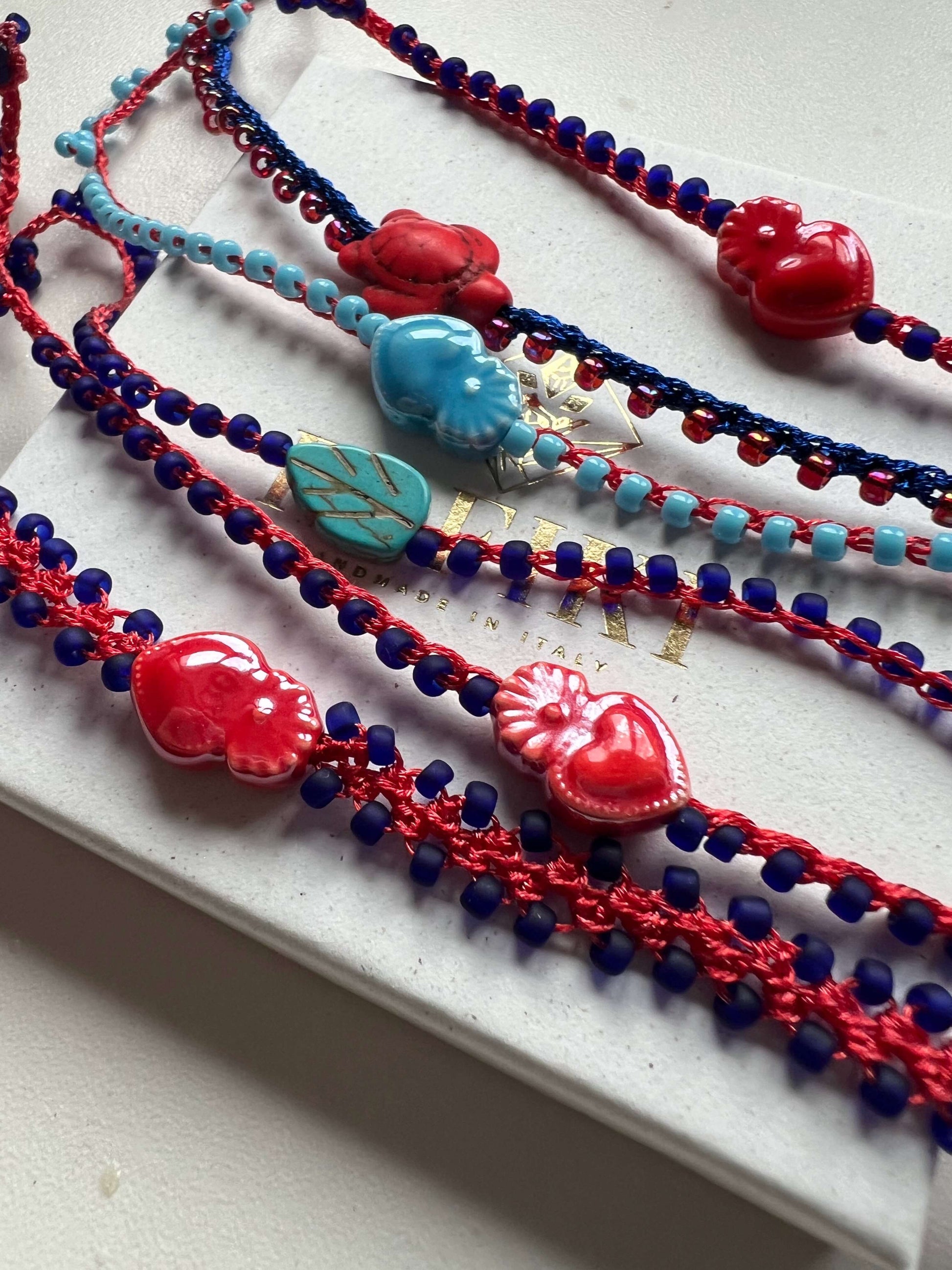 Rosso e blu, terra e cielo. Yana è equilibrio, emozione e stile libero