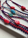 Rosso e blu, terra e cielo. Yana è equilibrio, emozione e stile libero